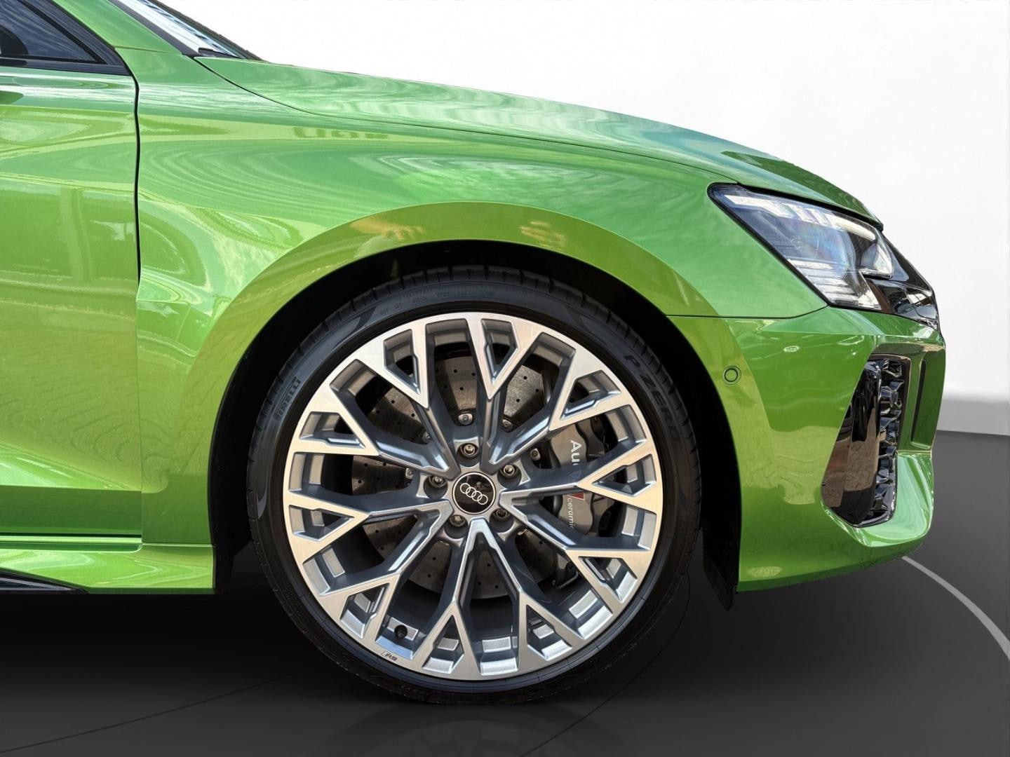 Bild über Audi RS 3 Limousine TFSI quattro S tronic - für weitere Informationen kontaktieren Sie den Audi Partner