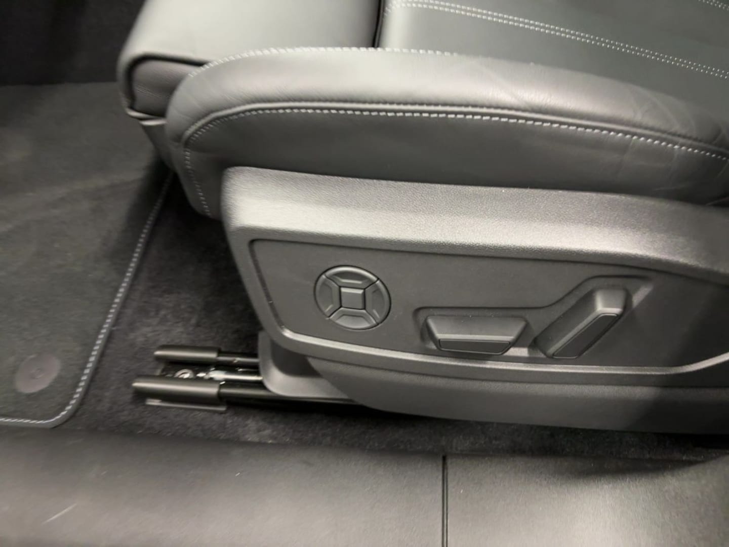 Bild über Audi Q5 SUV TDI quattro 150 kW S tronic - für weitere Informationen kontaktieren Sie den Audi Partner