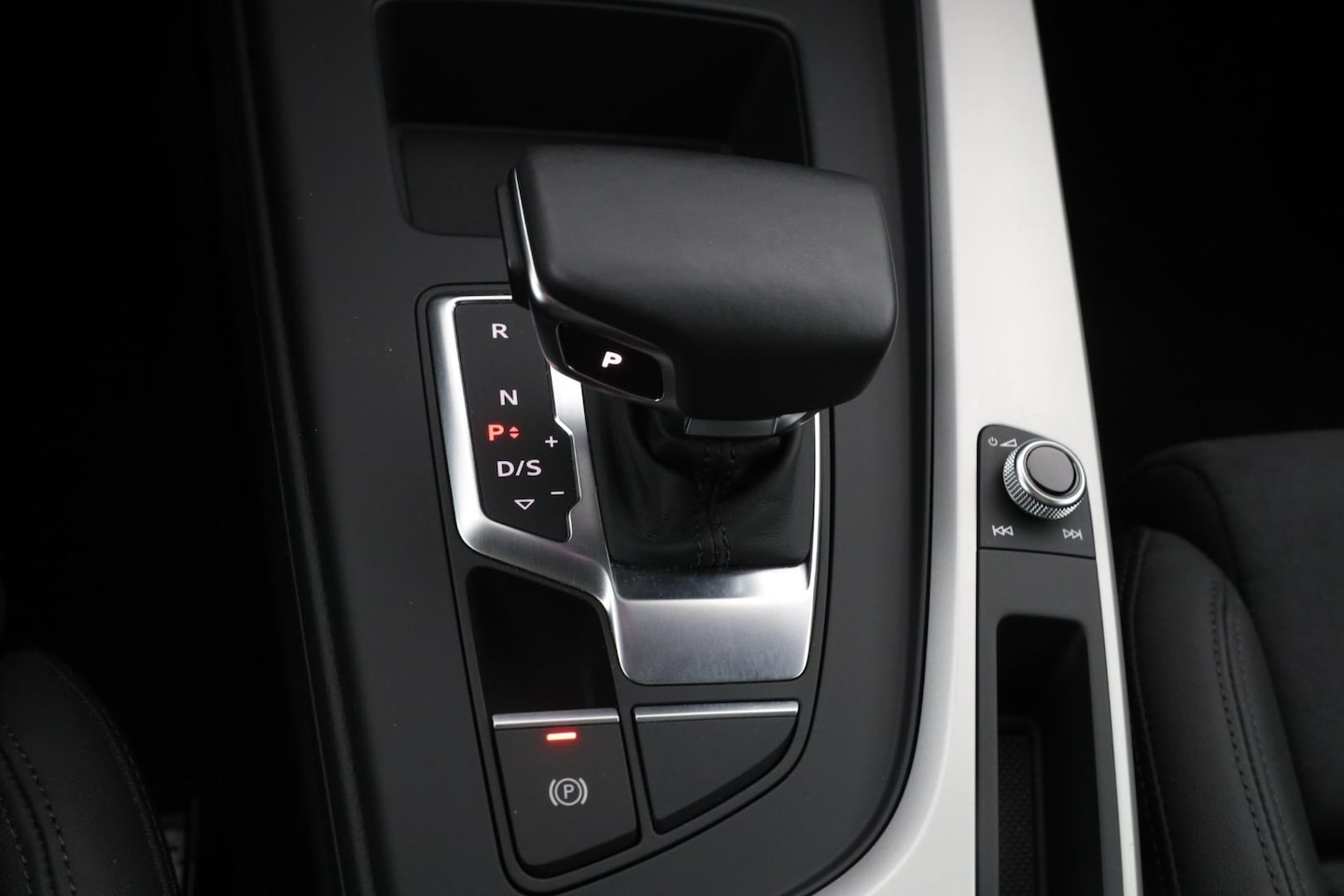 Bild über Audi A4 Avant S line 45 TFSI quattro S tronic - für weitere Informationen kontaktieren Sie den Audi Partner