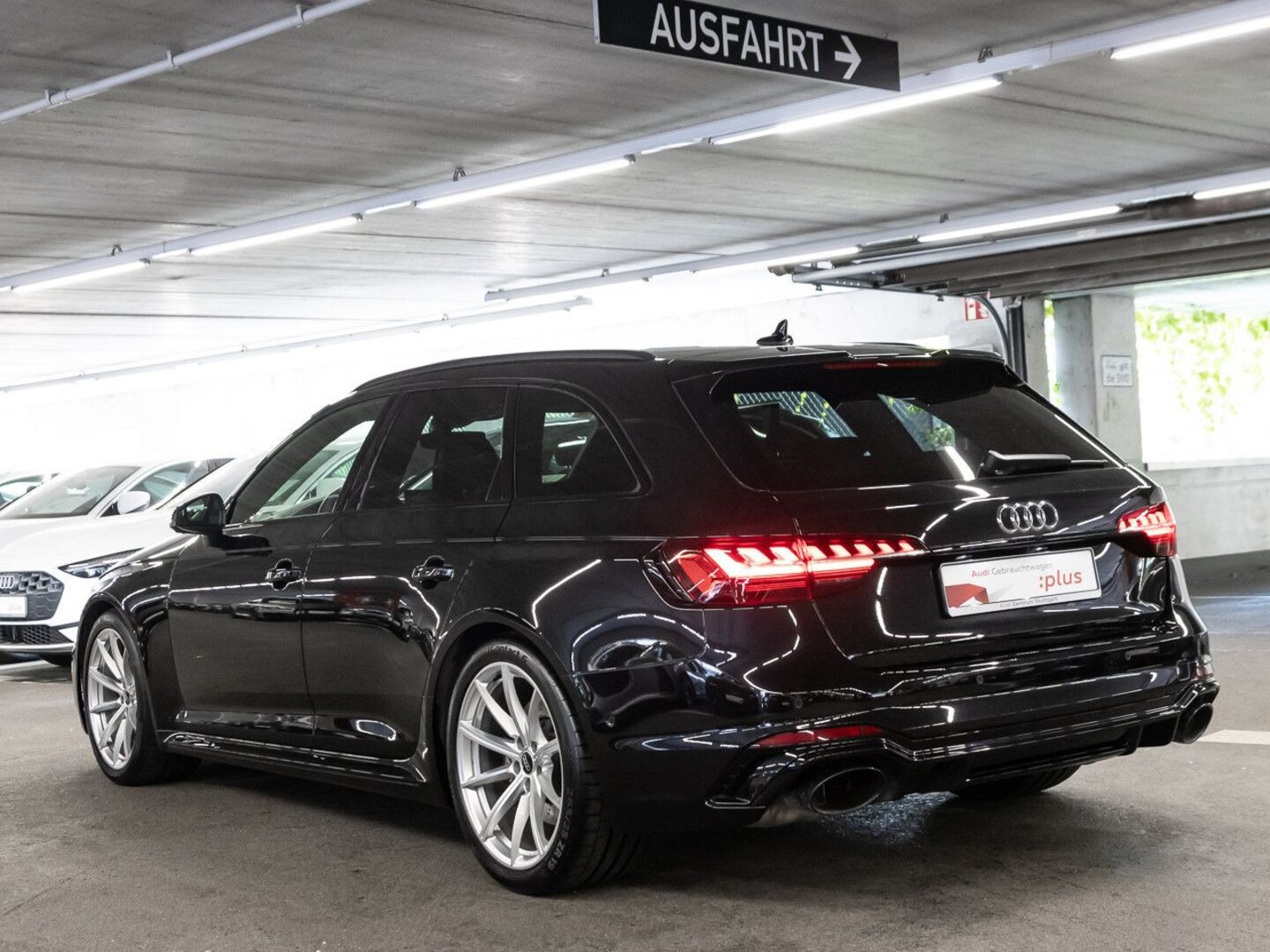 Bild über Audi RS 4 Avant TFSI quattro tiptronic - für weitere Informationen kontaktieren Sie den Audi Partner