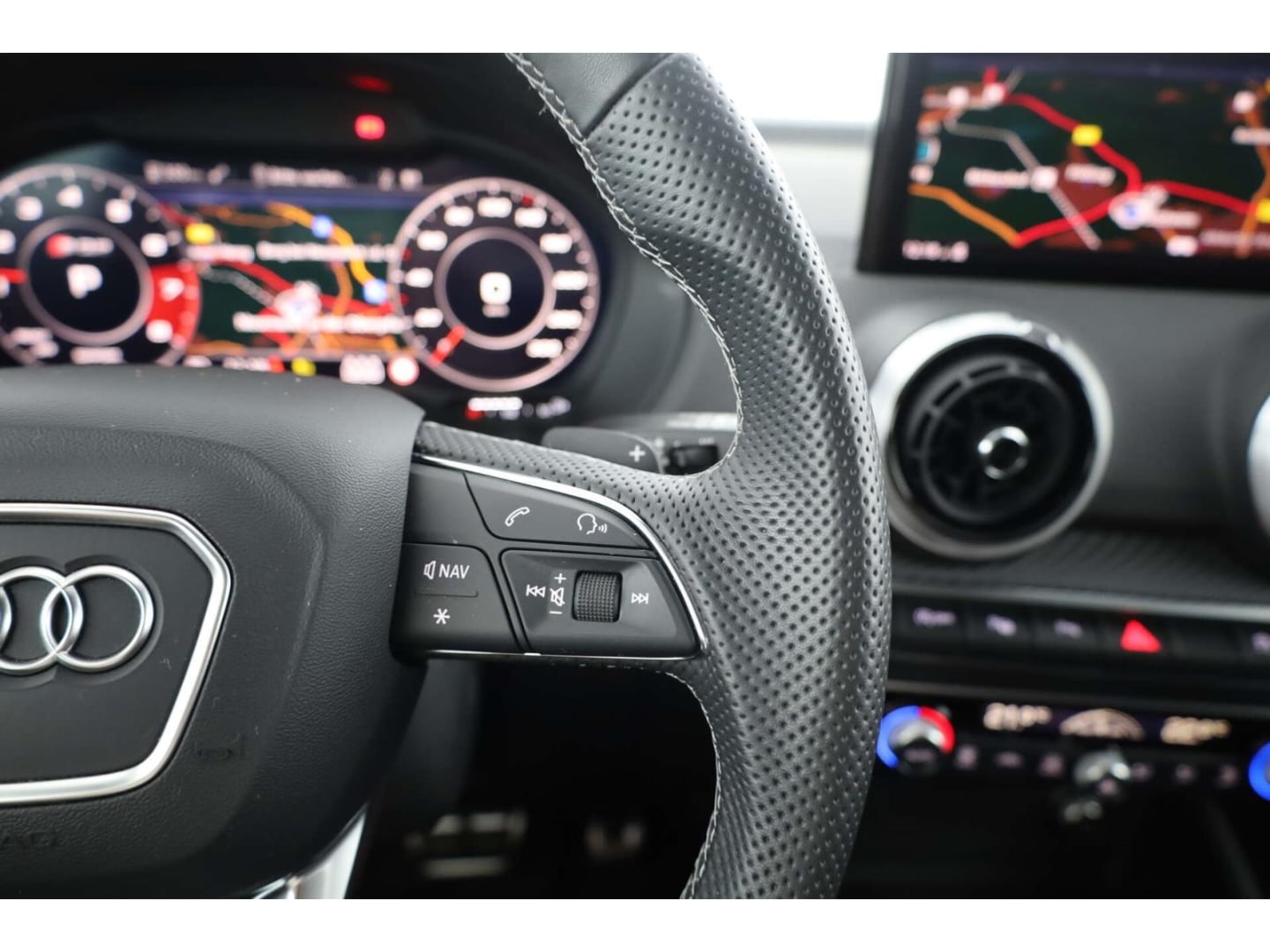 Bild über Audi SQ2 TFSI quattro S tronic - für weitere Informationen kontaktieren Sie den Audi Partner
