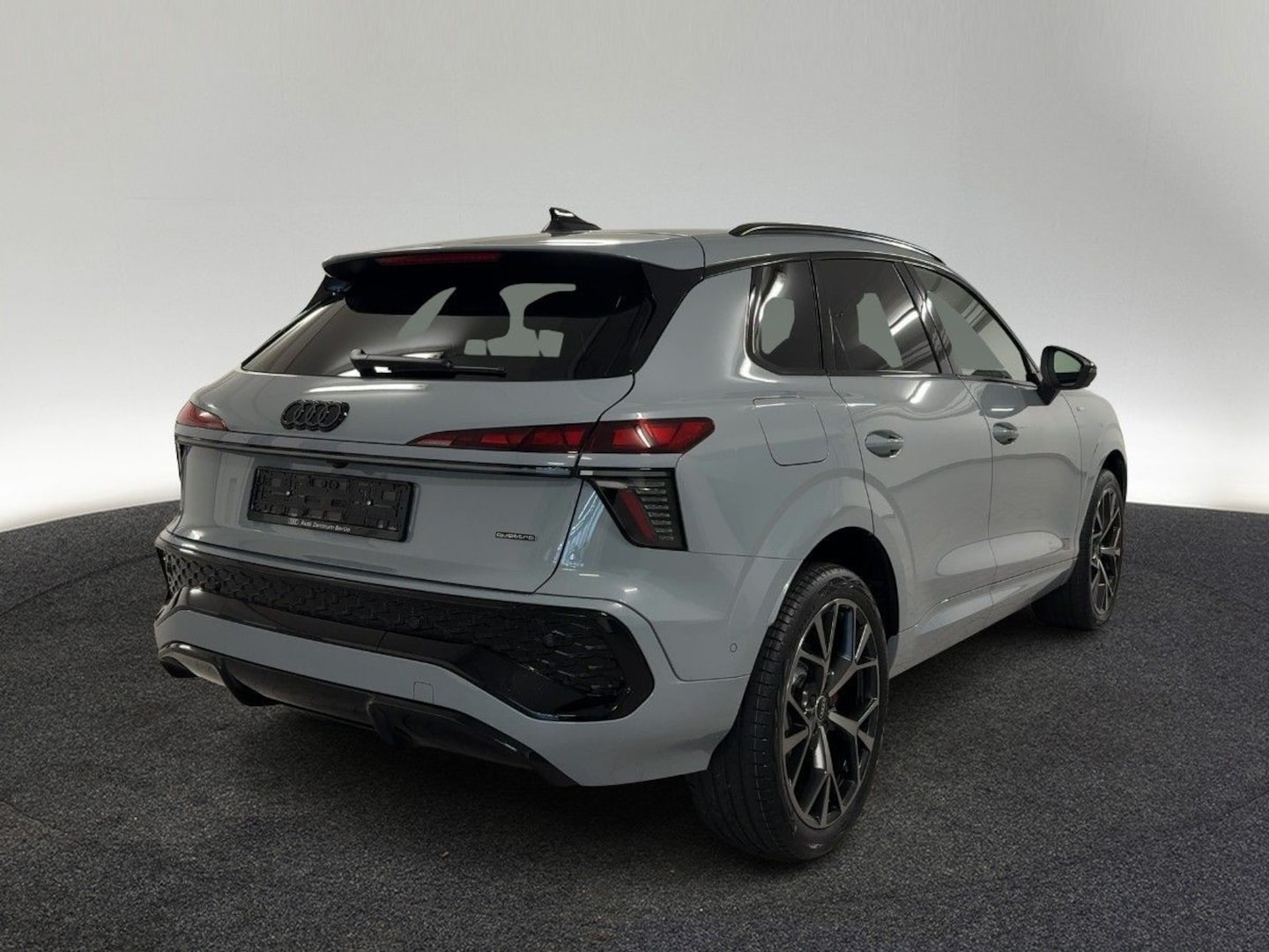 Bild über Audi Q3 SUV TFSI quattro 195 kW S tronic - für weitere Informationen kontaktieren Sie den Audi Partner