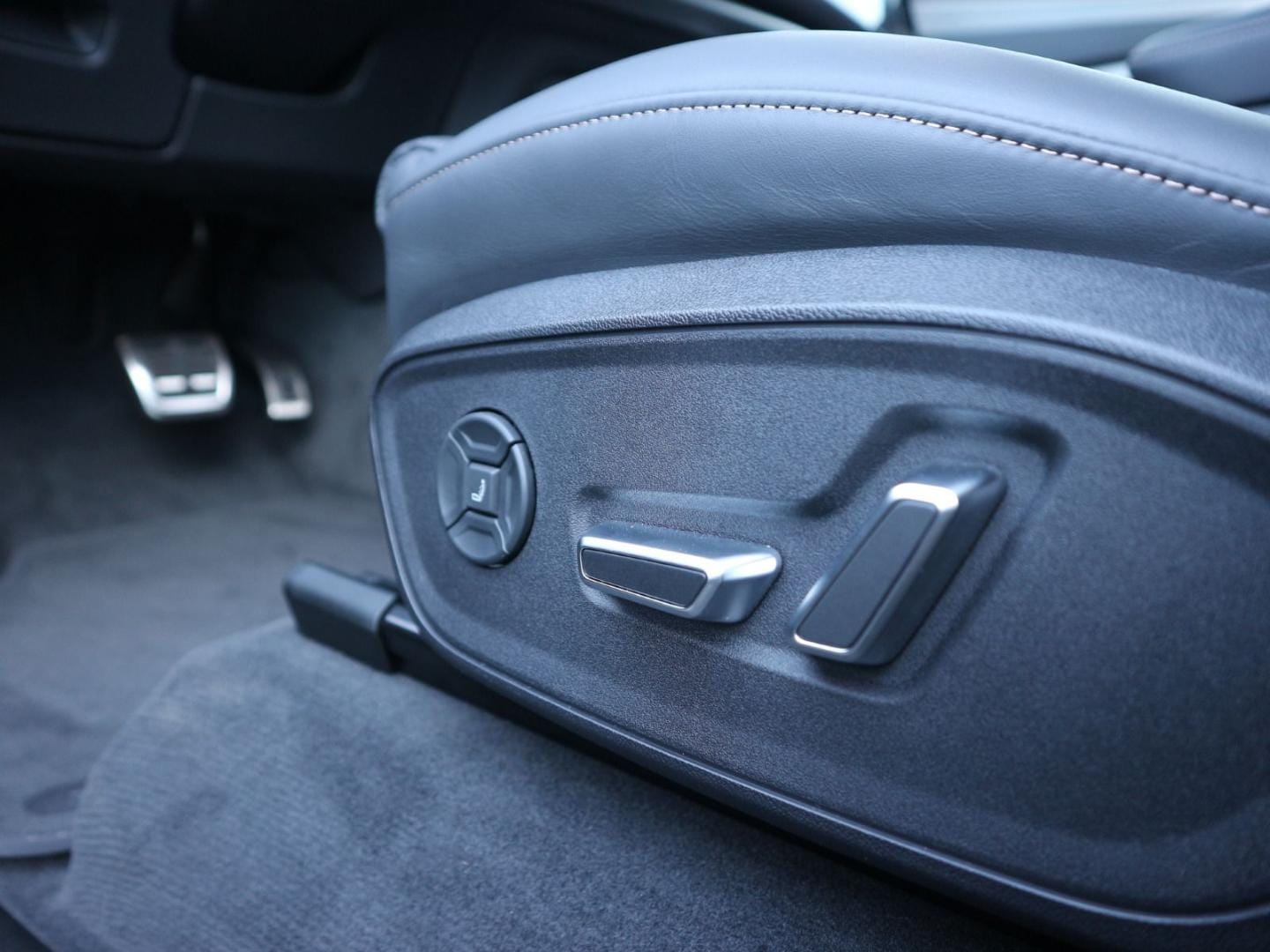 Bild über Audi Q7 SUV TDI quattro 220 kW tiptronic - für weitere Informationen kontaktieren Sie den Audi Partner