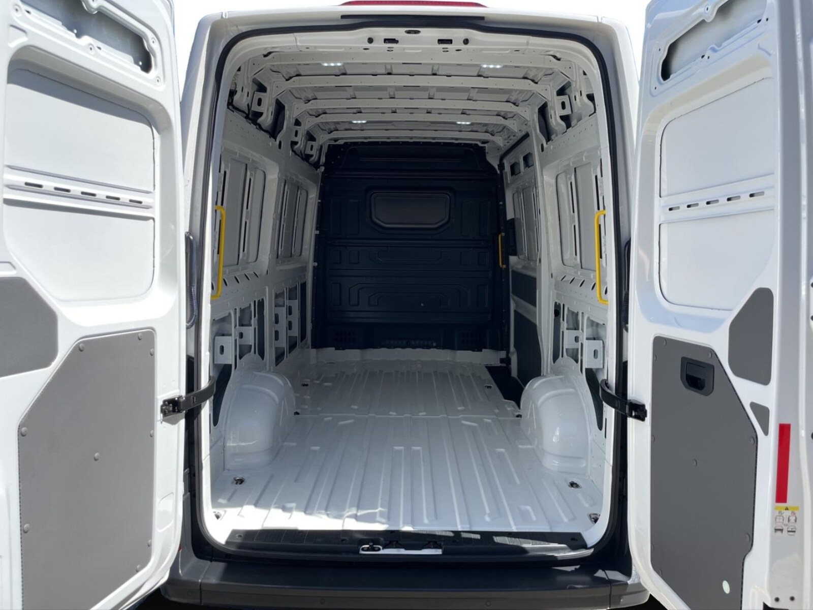 Volkswagen Crafter Kasten mittlerer Radstand – Bild 14