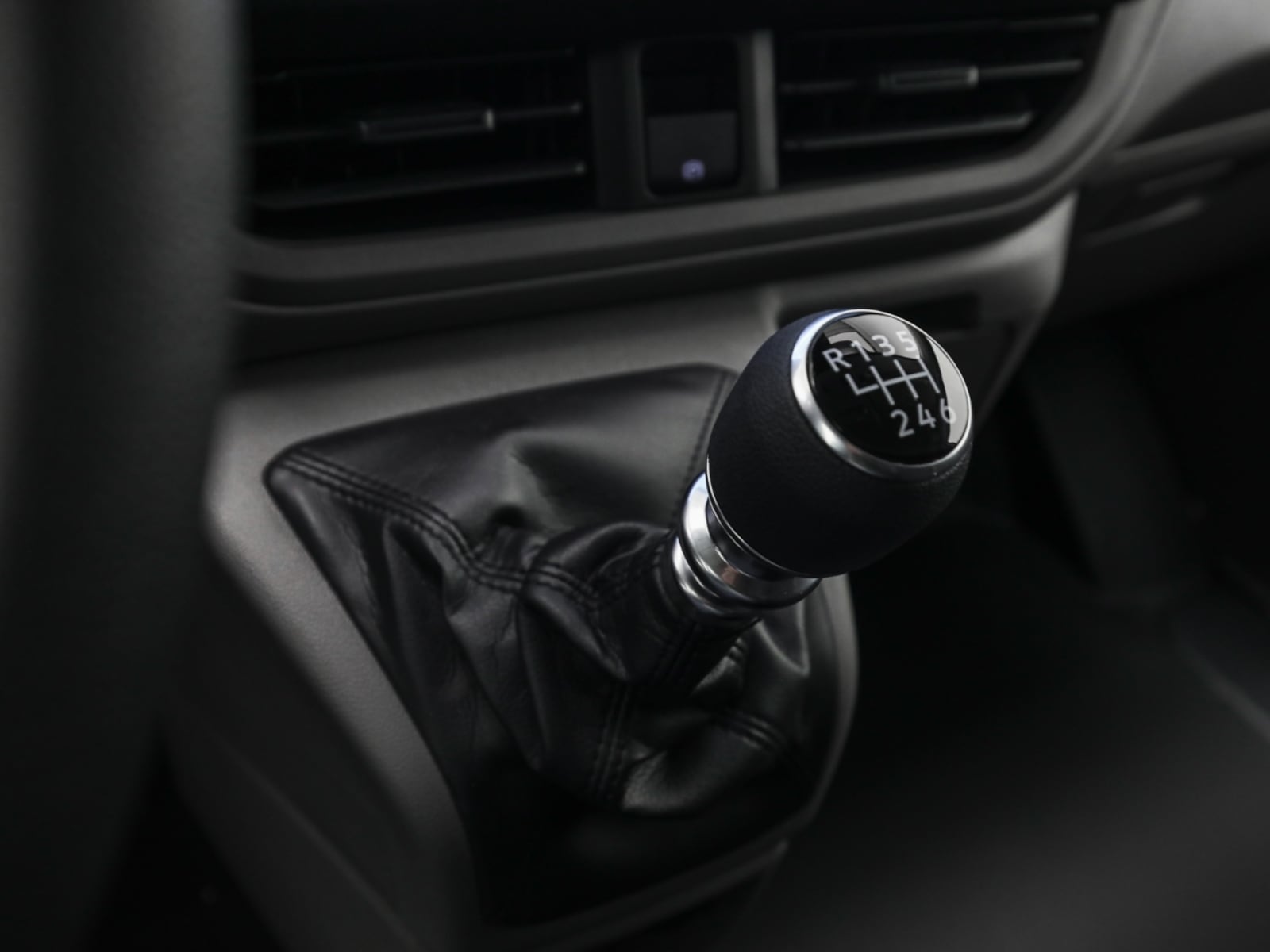Volkswagen Transporter Kasten langer Radstand – Bild 10