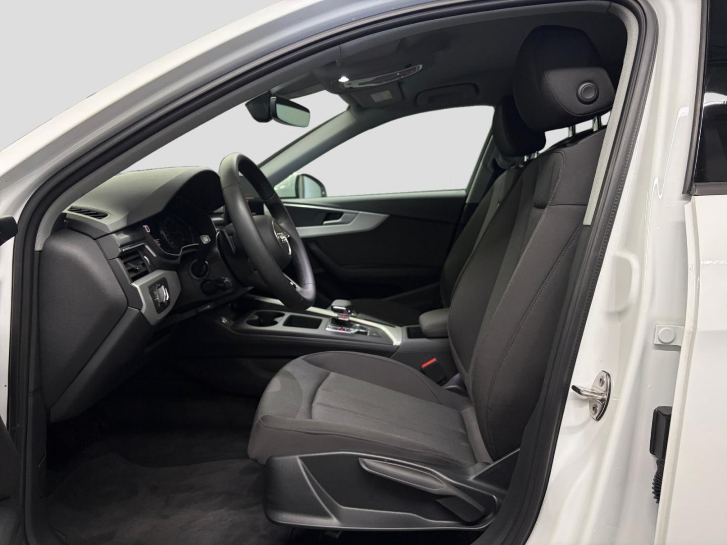 Bild über Audi A4 Avant S line 45 TFSI quattro S tronic - für weitere Informationen kontaktieren Sie den Audi Partner