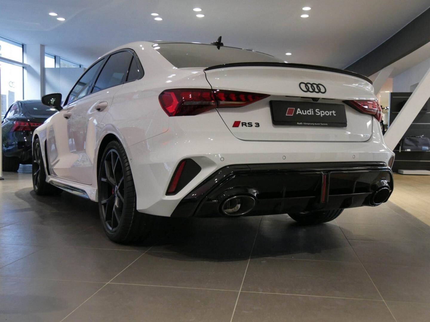 Bild über Audi RS 3 Limousine TFSI quattro 294 kW S tronic - für weitere Informationen kontaktieren Sie den Audi Partner