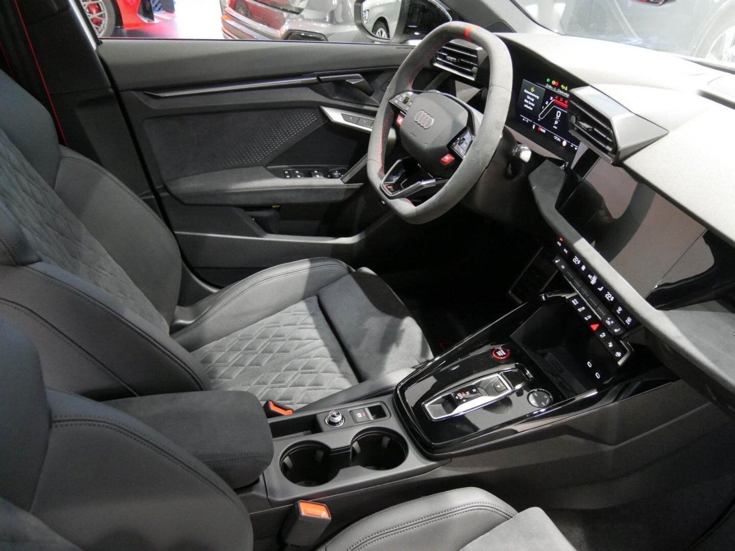Bild über Audi RS 3 Limousine TFSI quattro 294 kW S tronic - für weitere Informationen kontaktieren Sie den Audi Partner