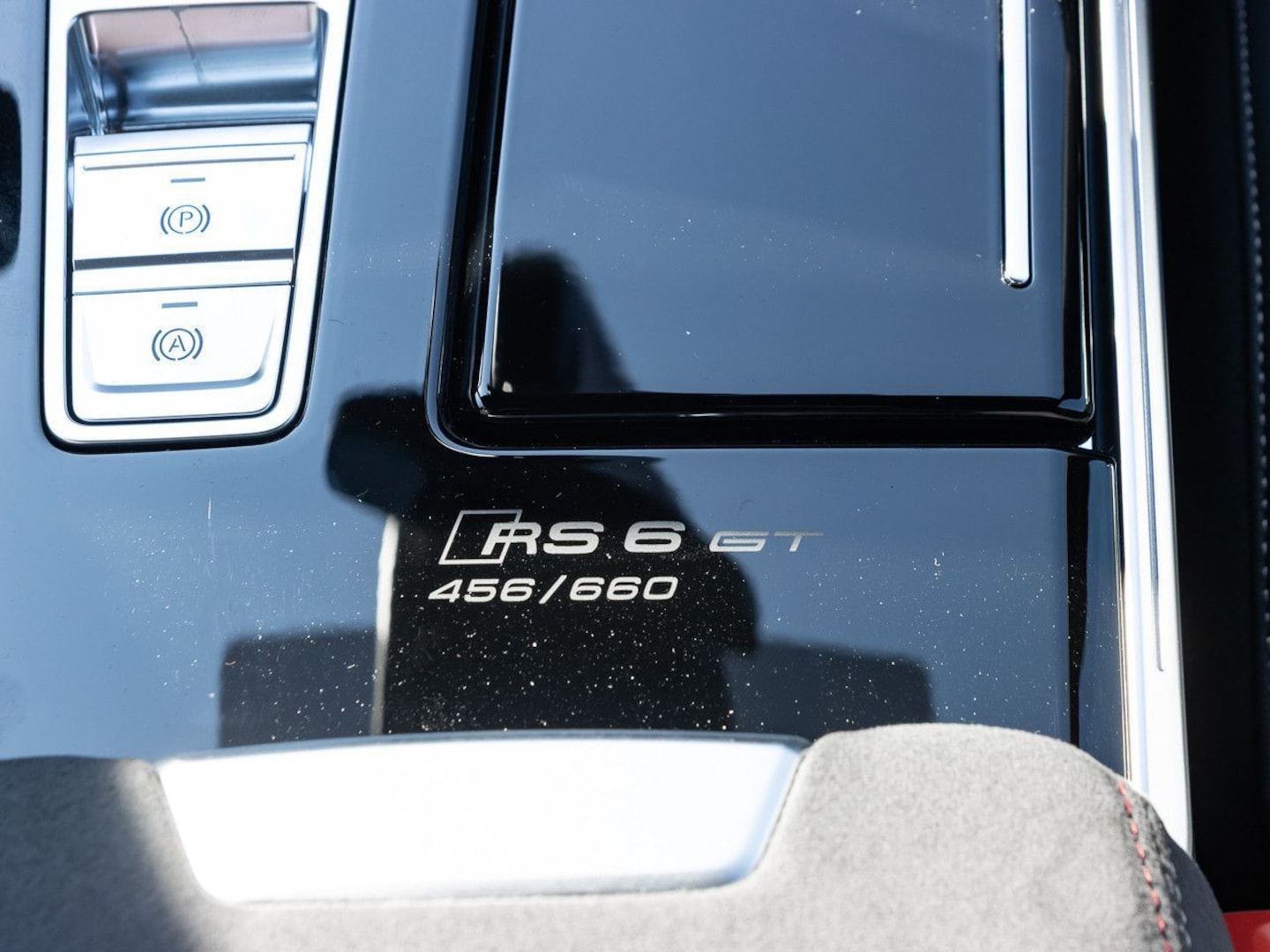 Bild über Audi RS 6 Avant performance quattro tiptronic - für weitere Informationen kontaktieren Sie den Audi Partner