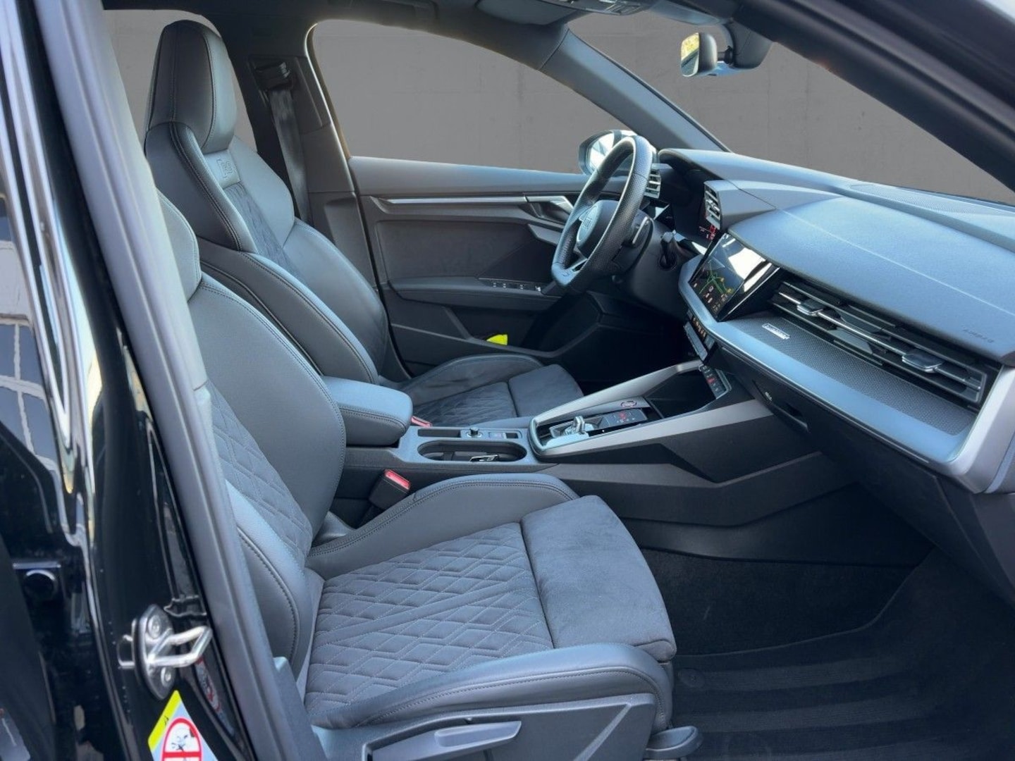 Bild über Audi RS 3 Sportback TFSI quattro S tronic - für weitere Informationen kontaktieren Sie den Audi Partner