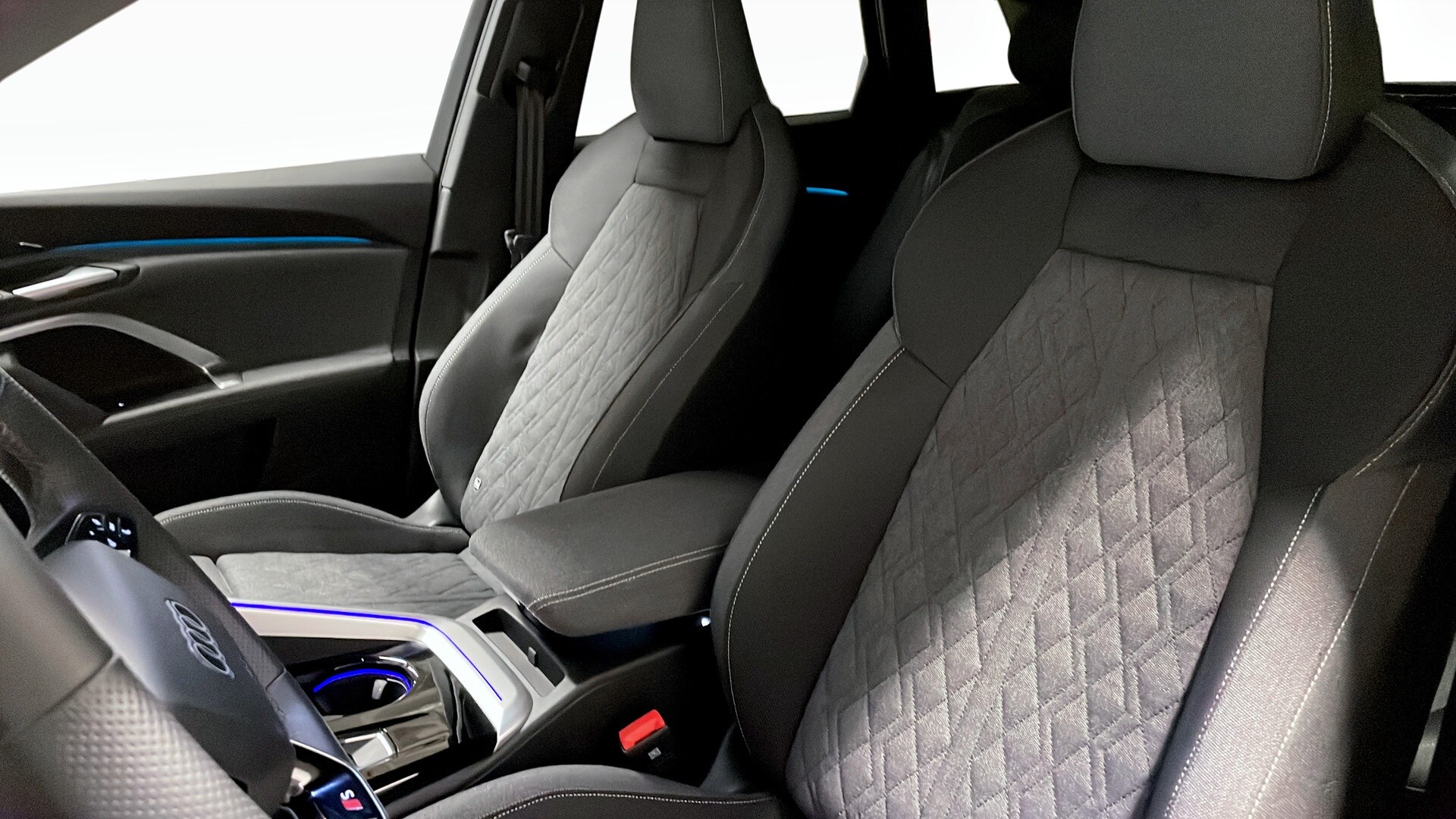 Bild som visar&nbsp;Audi Q5 SUV&nbsp;Q5 SUV TDI quattro S line 150 kWS tronic - för mer information kontakta din Audi Partner