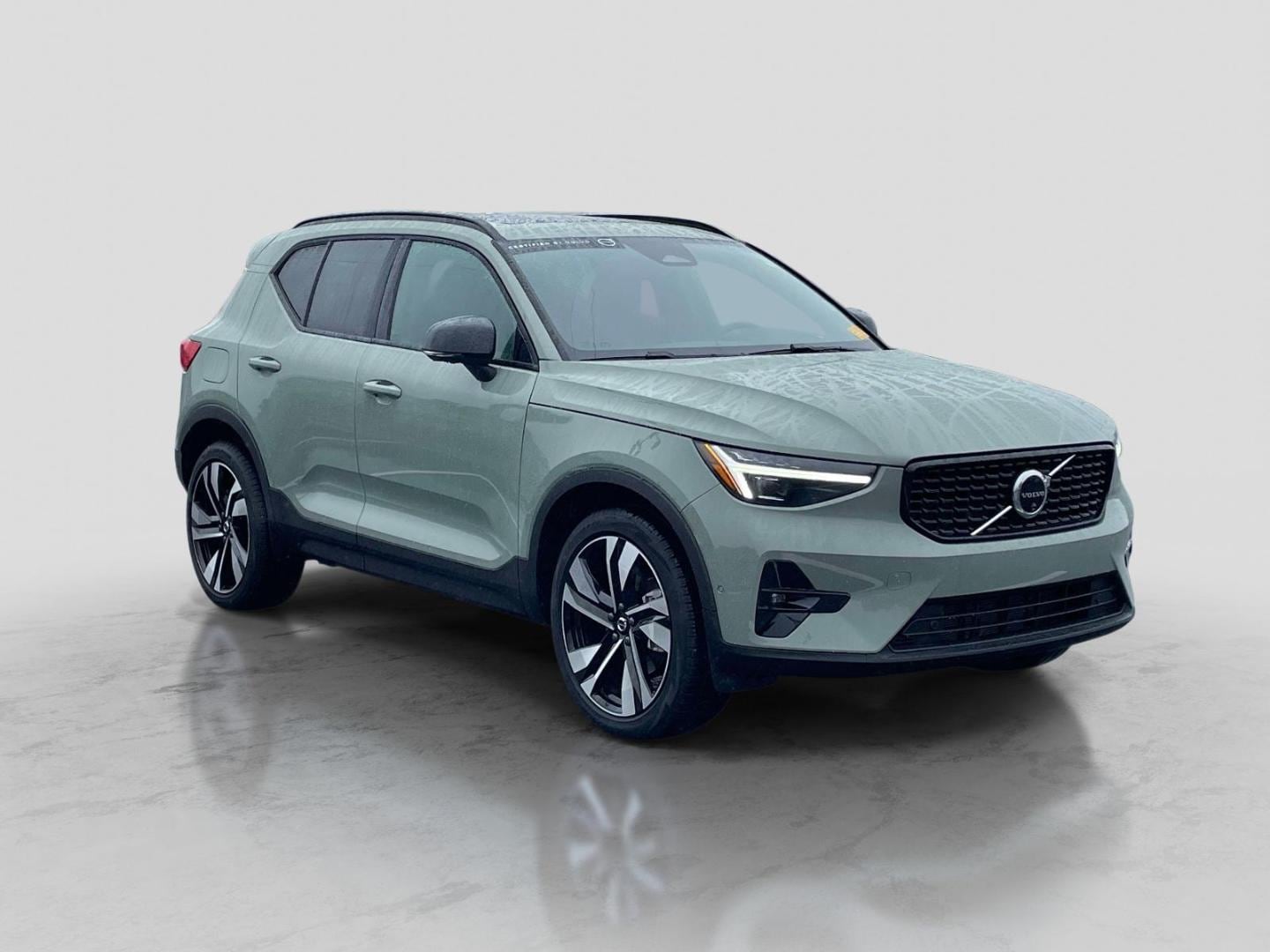 2025 Volvo XC40 B5 Ultra Dark AWD's photo