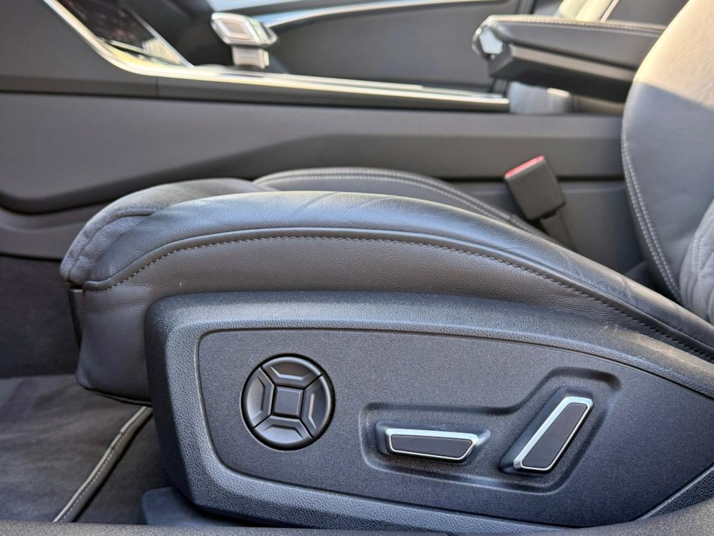 Bild über Audi S6 Avant TDI quattro tiptronic - für weitere Informationen kontaktieren Sie den Audi Partner