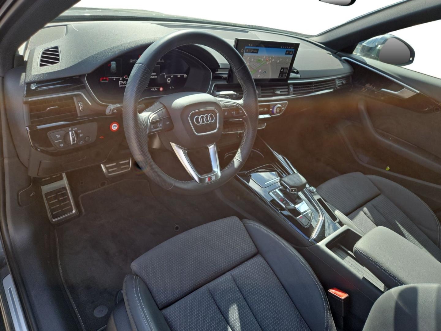 Bild über Audi A4 Avant S line 40 TFSI S tronic - für weitere Informationen kontaktieren Sie den Audi Partner