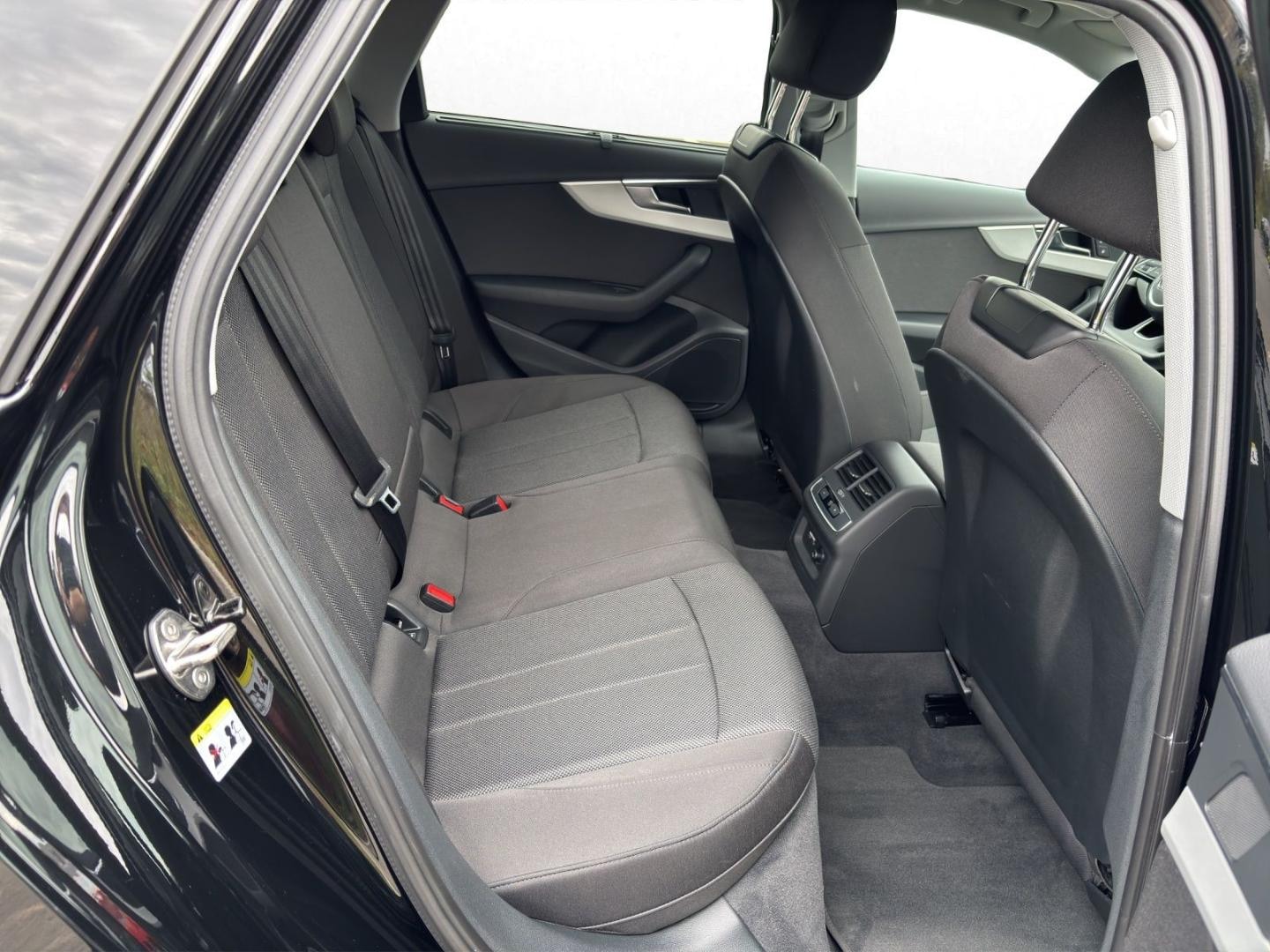 Bild über Audi A4 Avant S line 40 TDI S tronic - für weitere Informationen kontaktieren Sie den Audi Partner