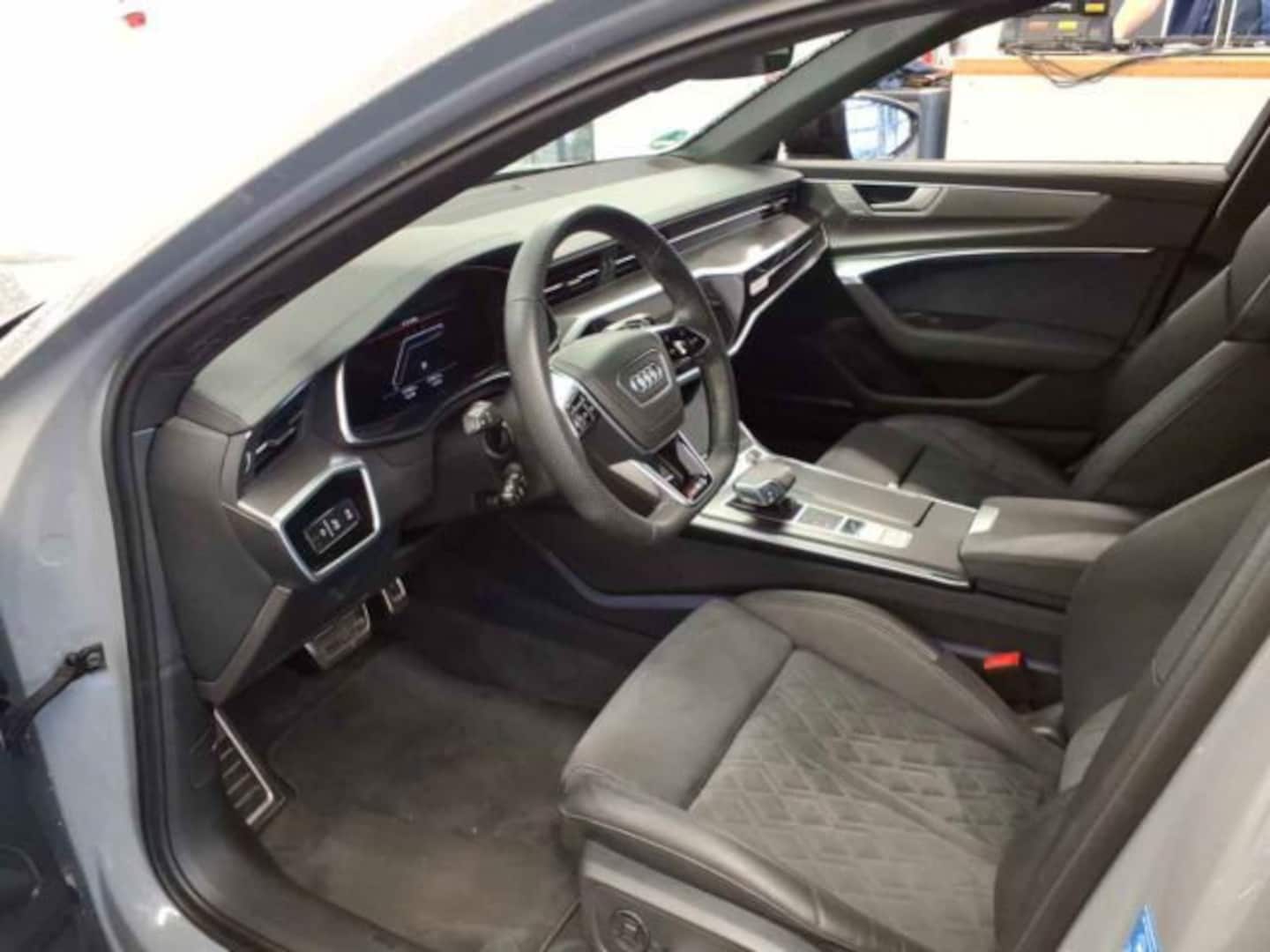 Bild über Audi RS 6 Avant performance quattro tiptronic - für weitere Informationen kontaktieren Sie den Audi Partner
