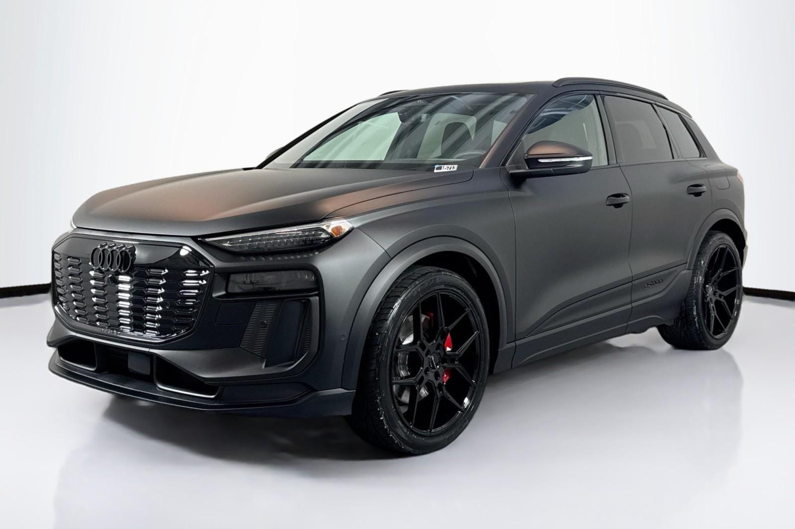 2025 Audi SQ6 e-tron Prestige quattro's photo