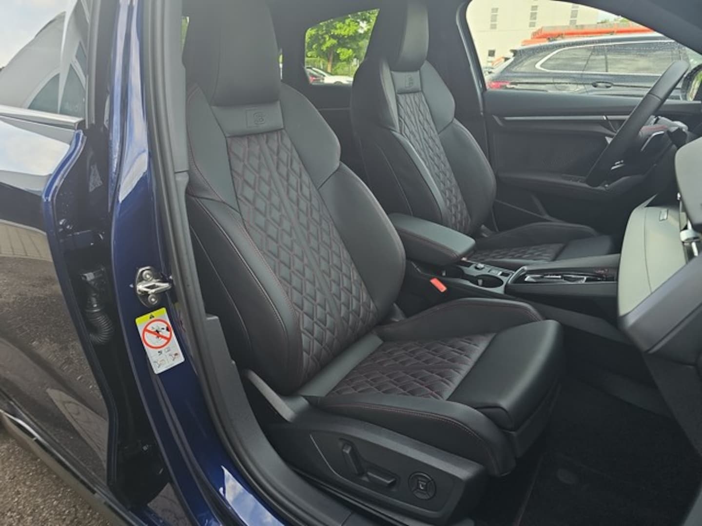 Bild über Audi S3 Limousine TFSI quattro S tronic - für weitere Informationen kontaktieren Sie den Audi Partner