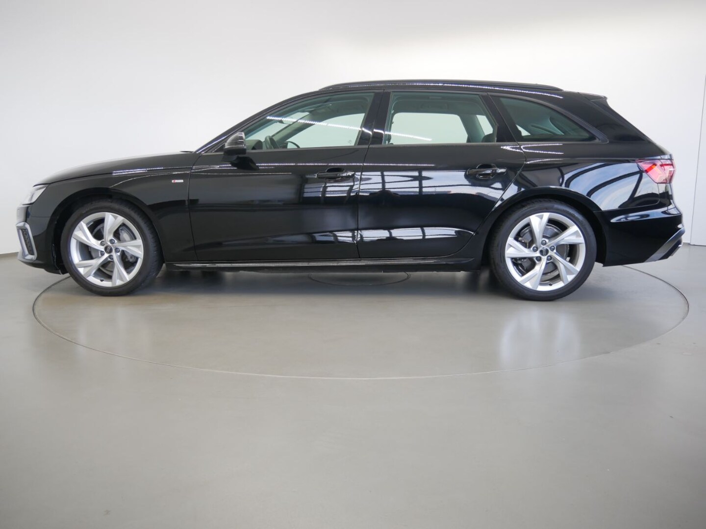 Bild über Audi A4 Avant S line 40 TFSI quattro S tronic - für weitere Informationen kontaktieren Sie den Audi Partner