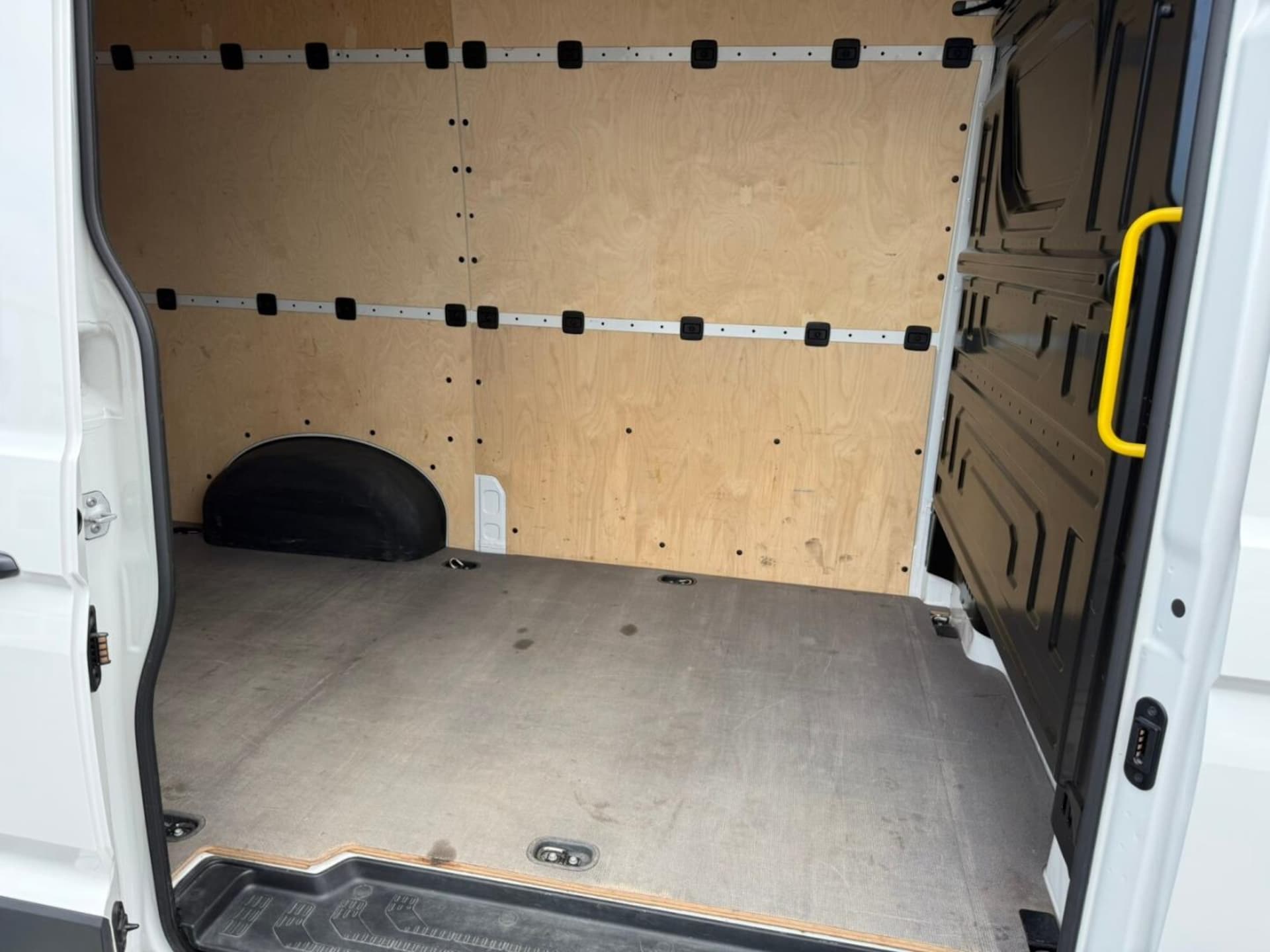 Volkswagen Crafter Furgon średni rozstaw osi