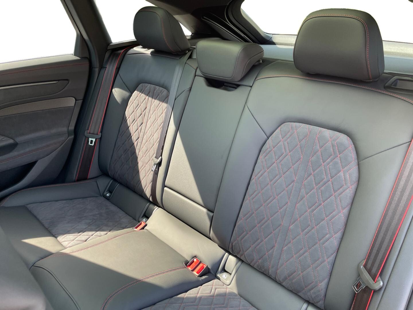 Bild über Audi A6 Avant TFSI quattro 270 kW S tronic - für weitere Informationen kontaktieren Sie den Audi Partner