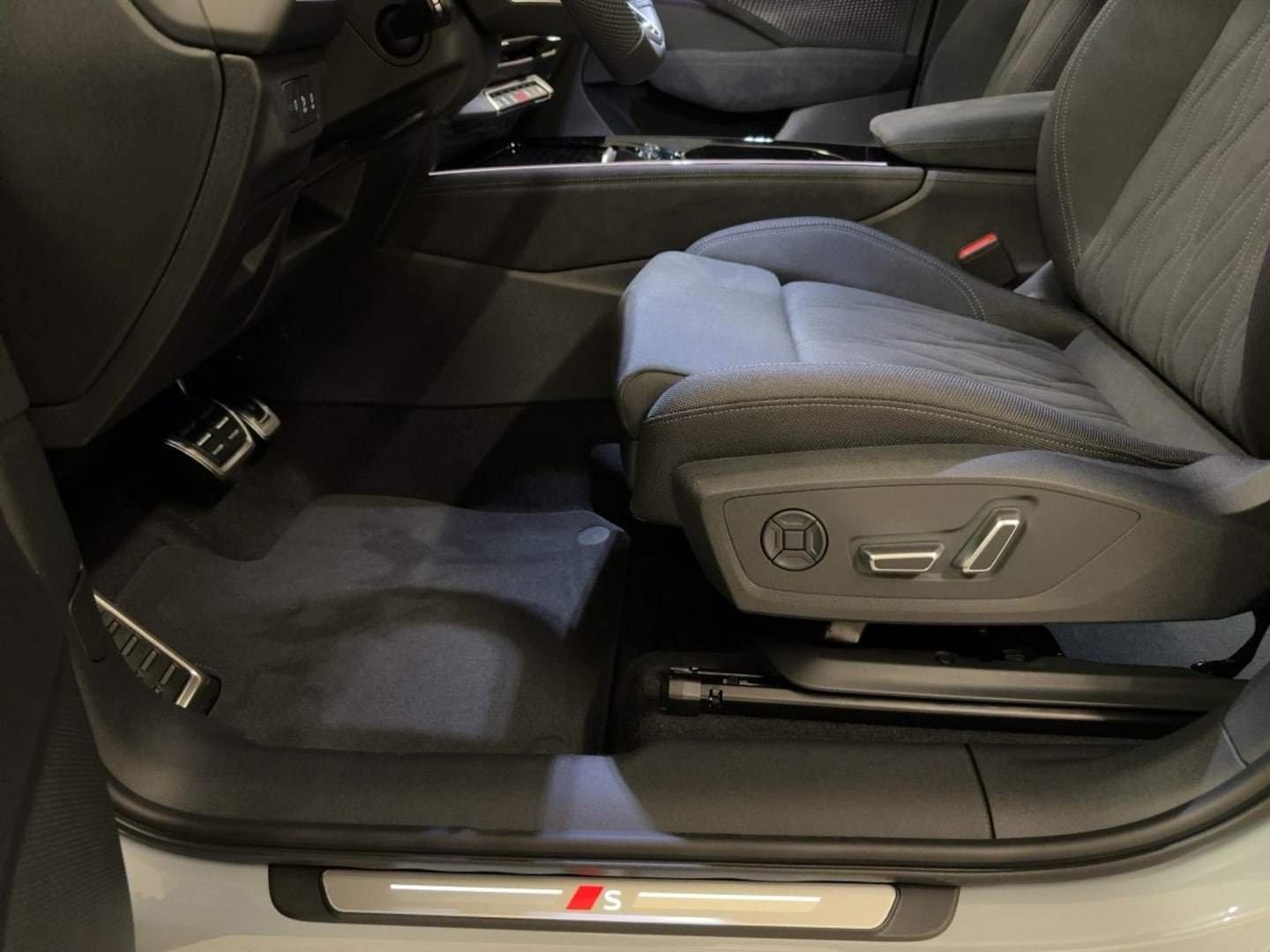 Bild über Audi Q3 SUV TFSI quattro 195 kW S tronic - für weitere Informationen kontaktieren Sie den Audi Partner