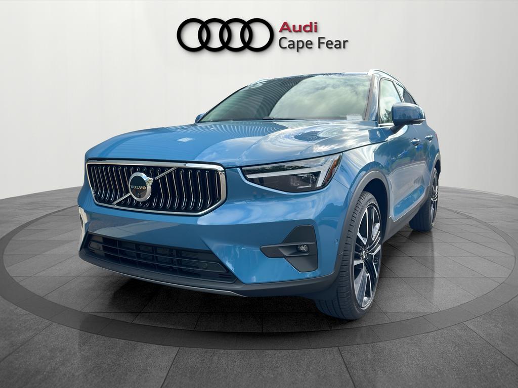 2025 Volvo XC40 B5 Ultra Bright AWD's photo