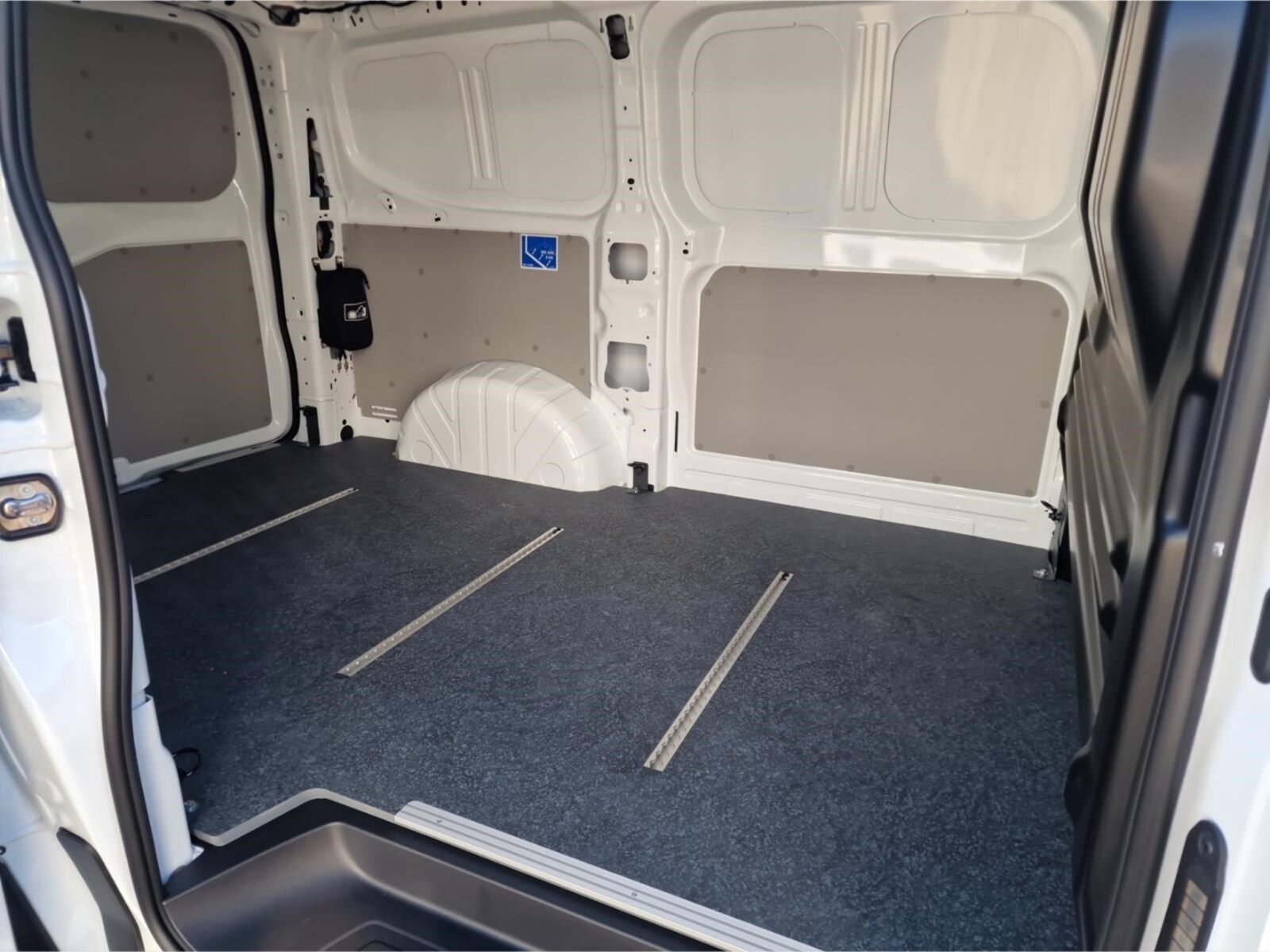 Volkswagen Transporter Kasten kurzer Radstand – Bild 13
