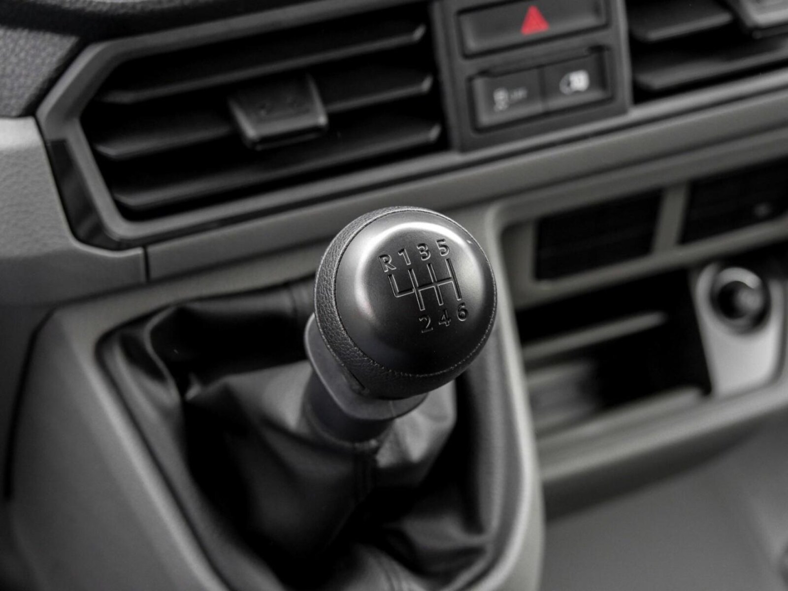 Volkswagen Crafter Kasten mittlerer Radstand – Bild 10