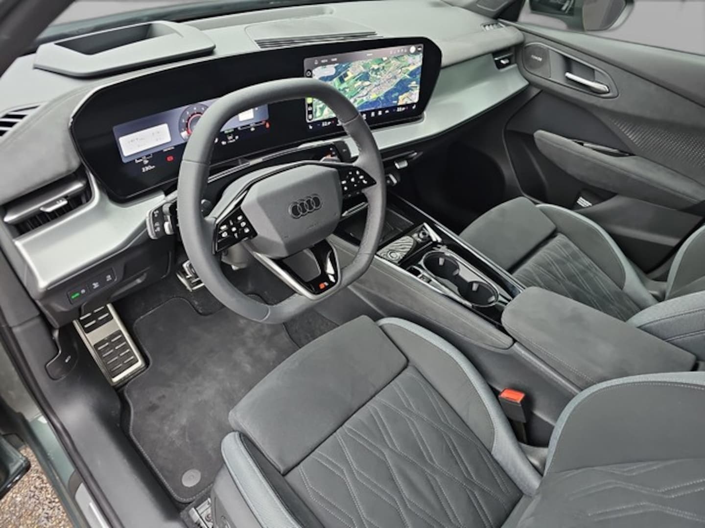 Bild über Audi Q3 SUV TFSI quattro 195 kW S tronic - für weitere Informationen kontaktieren Sie den Audi Partner