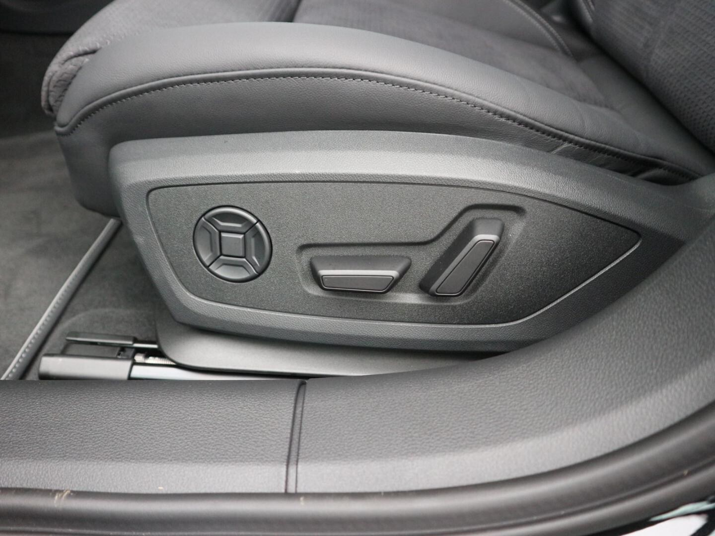Bild über Audi A6 Avant TFSI e S line 55 TFSI e quattro S tronic - für weitere Informationen kontaktieren Sie den Audi Partner