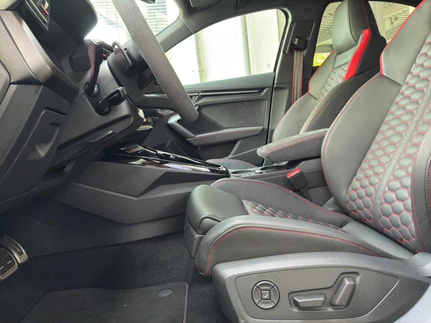Bild über Audi RS 3 Limousine TFSI quattro S tronic - für weitere Informationen kontaktieren Sie den Audi Partner