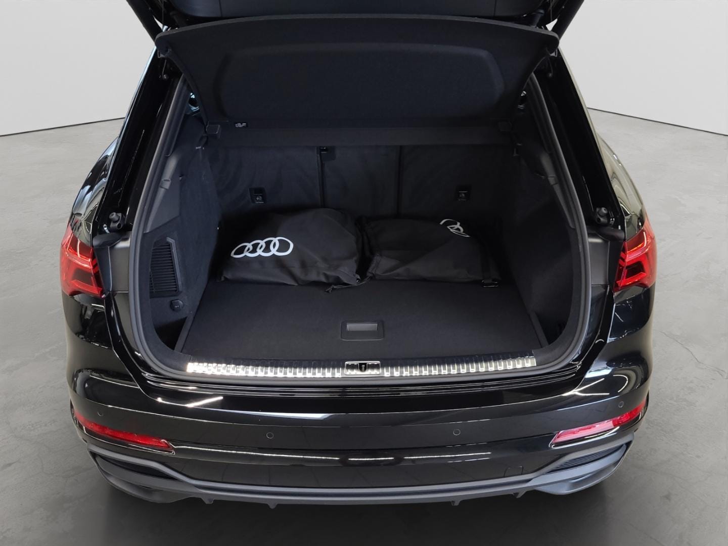 Bild über Audi Q3 TFSI e S line 45 TFSI e S tronic - für weitere Informationen kontaktieren Sie den Audi Partner