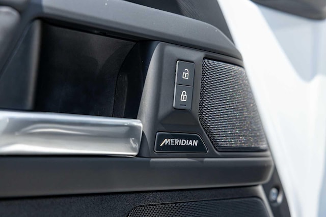 2025 Land Rover Defender S - Photo 12