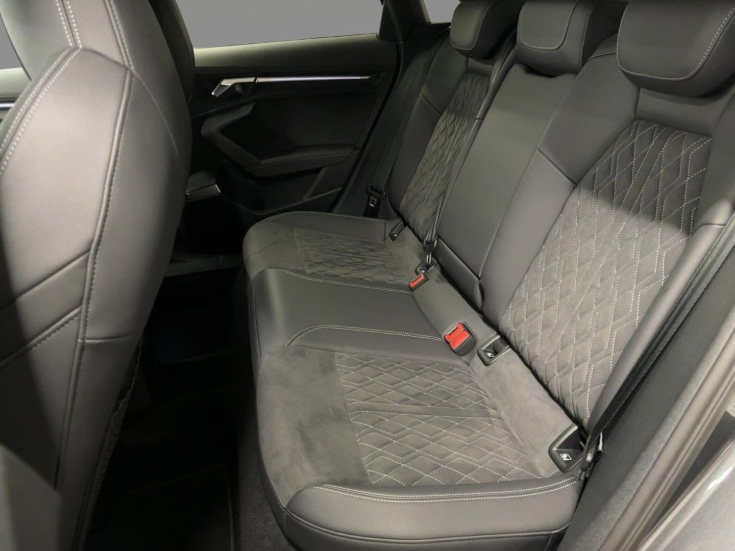 Bild über Audi S3 Limousine TFSI quattro S tronic - für weitere Informationen kontaktieren Sie den Audi Partner