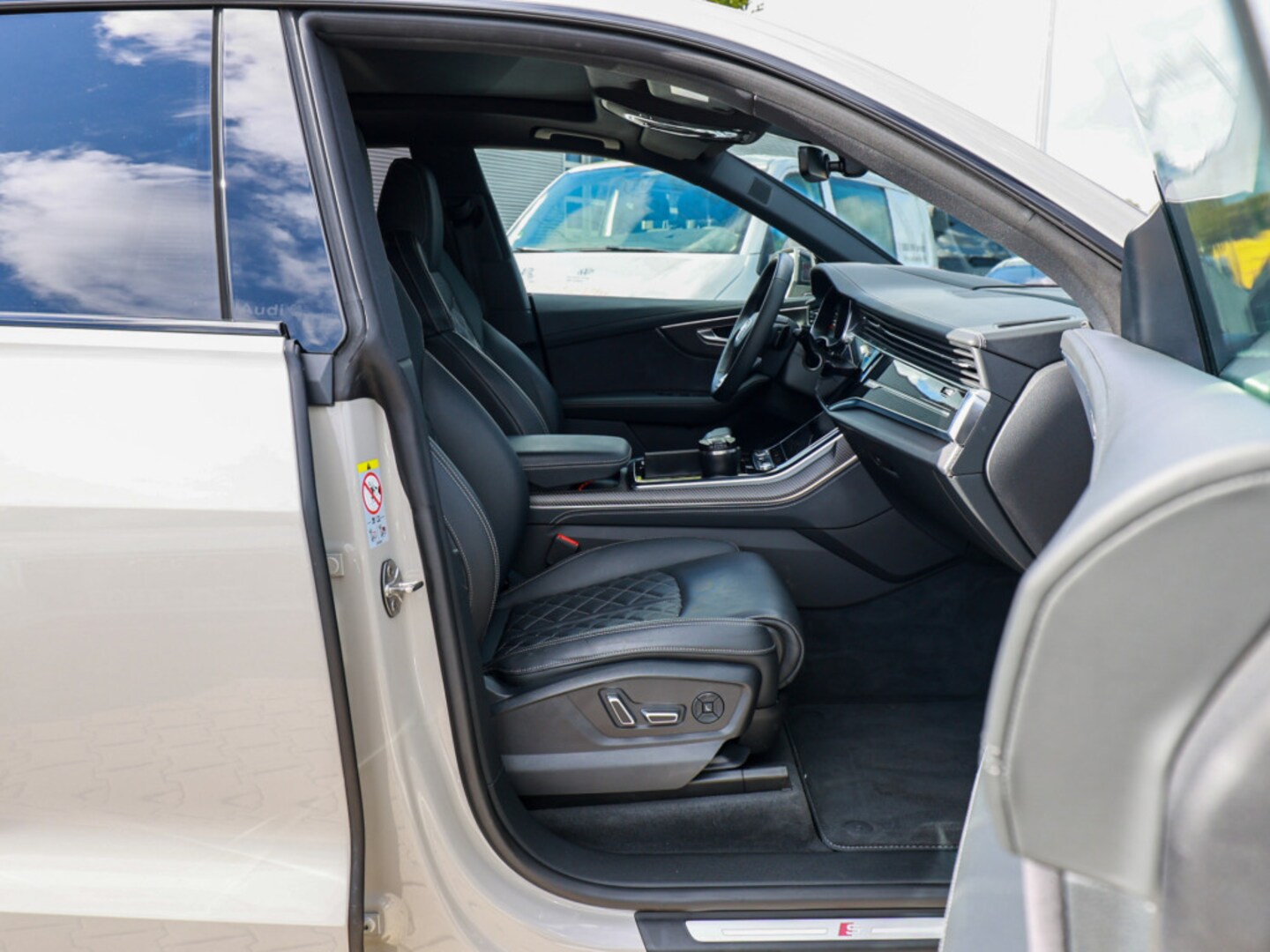 Bild über Audi Q8 SUV TFSI e S line business TFSI e quattro 360 kW tiptronic - für weitere Informationen kontaktieren Sie den Audi Partner