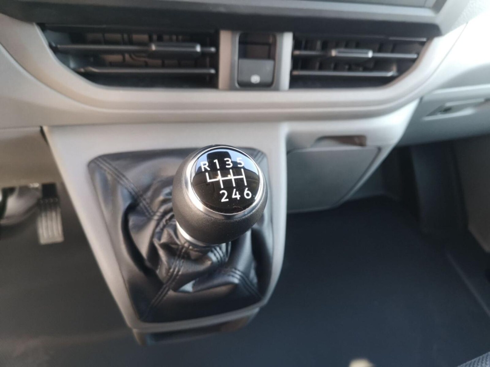 Volkswagen Transporter Kasten kurzer Radstand – Bild 14