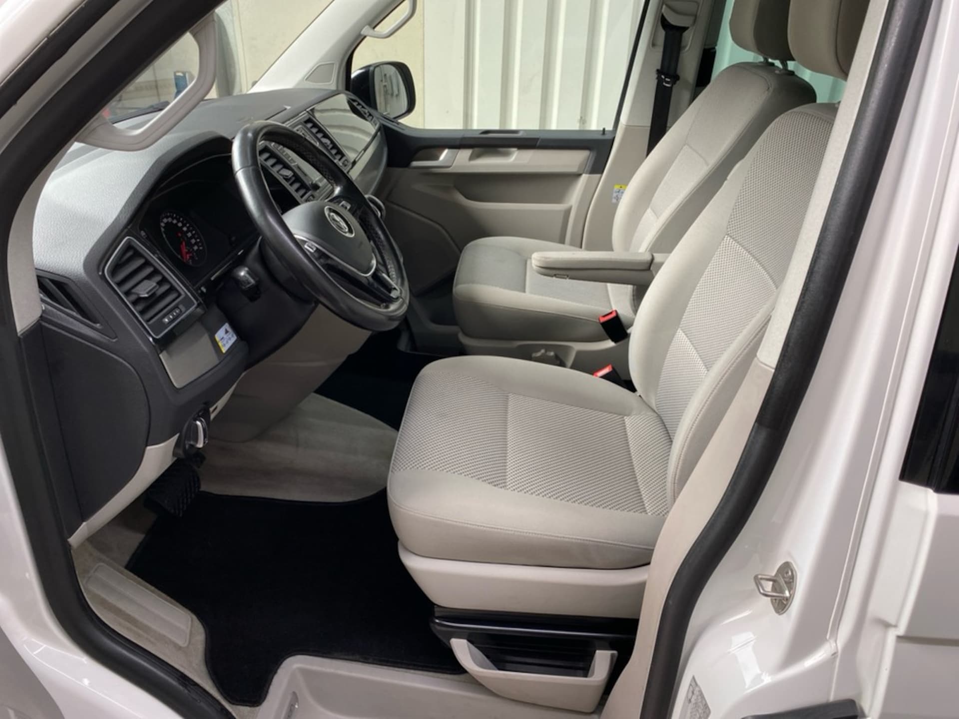 Volkswagen T6 California Beach