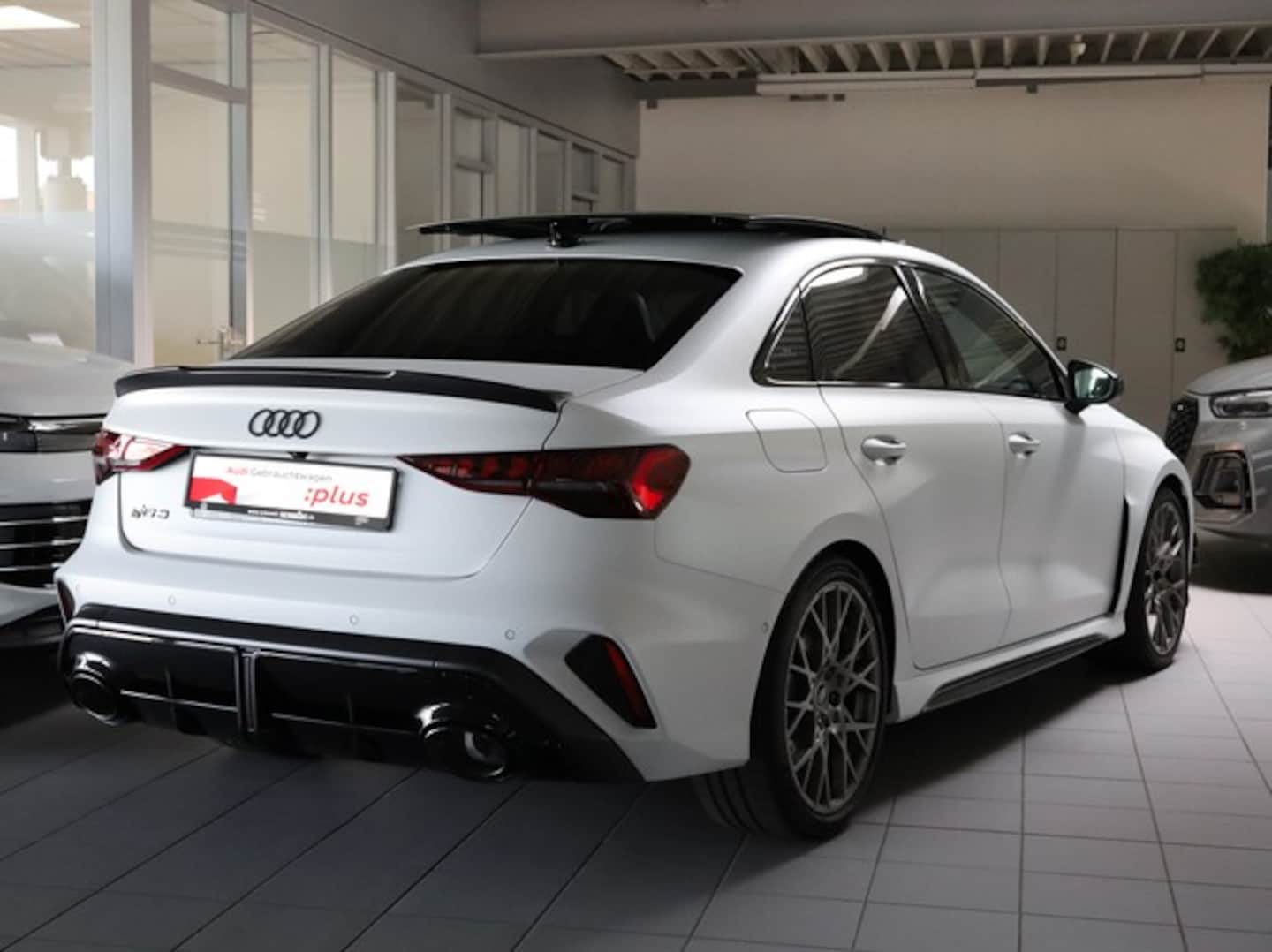 Bild über Audi RS 3 Limousine TFSI quattro 294 kW S tronic - für weitere Informationen kontaktieren Sie den Audi Partner