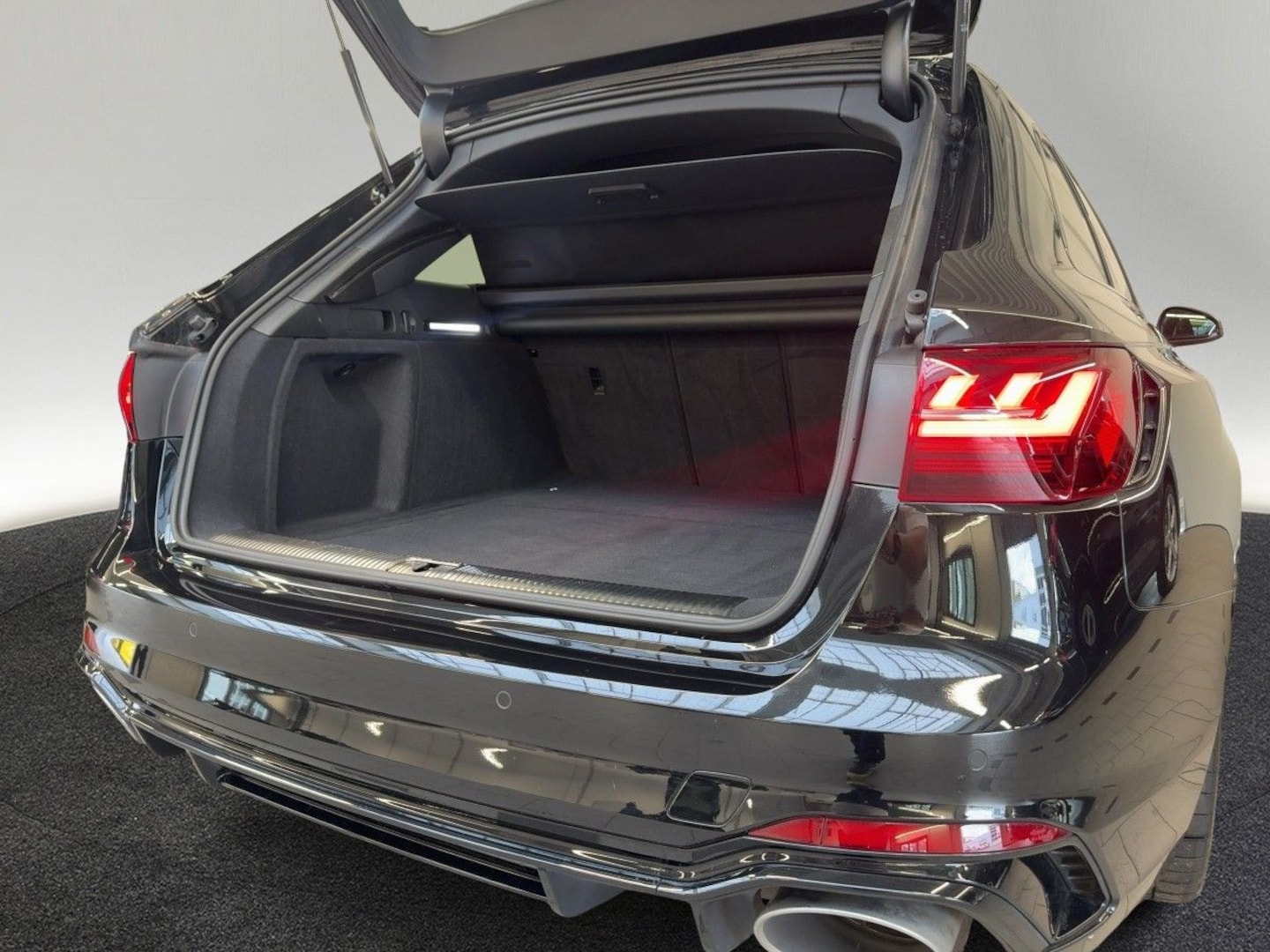Bild über Audi RS 4 Avant TFSI quattro tiptronic - für weitere Informationen kontaktieren Sie den Audi Partner