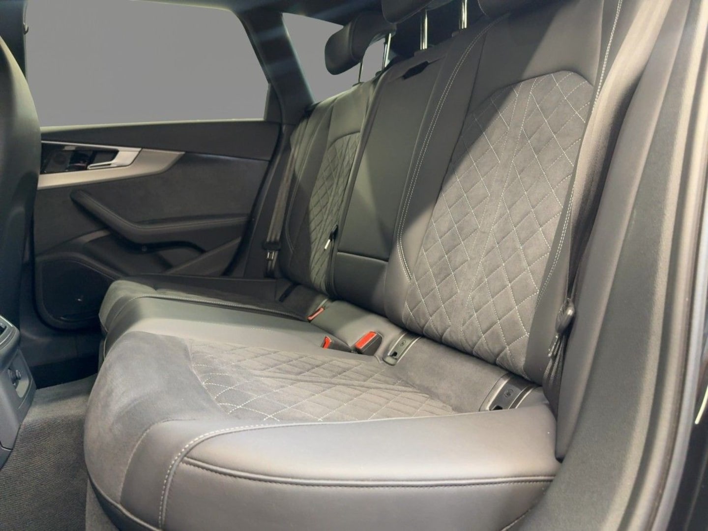 Bild über Audi RS 4 Avant TFSI quattro tiptronic - für weitere Informationen kontaktieren Sie den Audi Partner