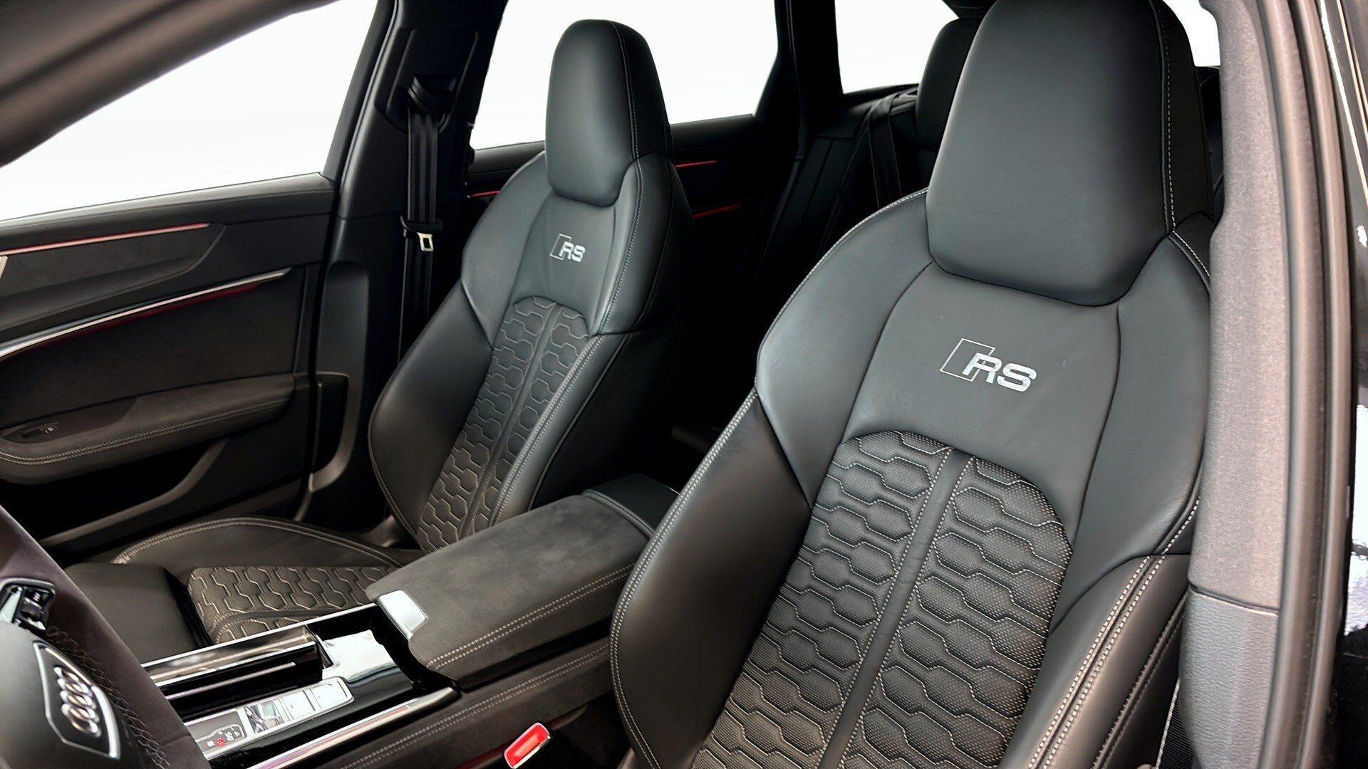 Bild som visar&nbsp;Audi RS 6 Avant&nbsp;RS 6 Avant performance 630 hk tiptronic - för mer information kontakta din Audi Partner