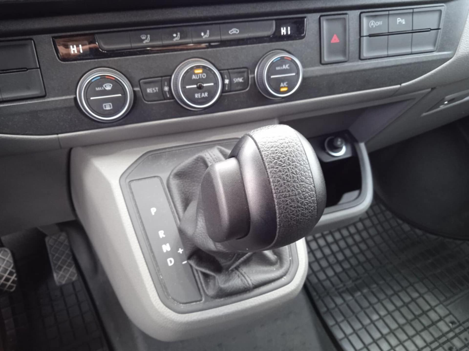 Volkswagen Caravelle 6.1 długi roztaw osi S