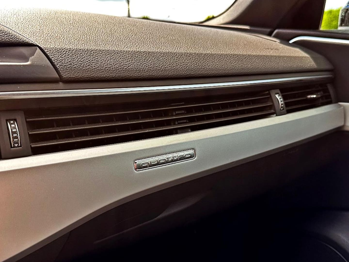 Bild über Audi A4 Avant S line 45 TFSI quattro S tronic - für weitere Informationen kontaktieren Sie den Audi Partner