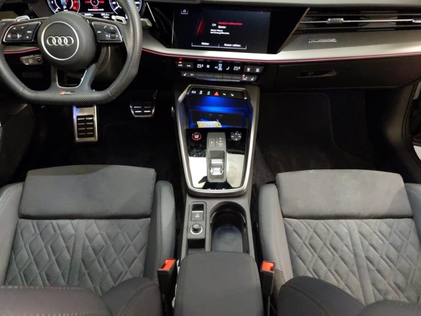 Bild über Audi RS 3 Sportback TFSI quattro S tronic - für weitere Informationen kontaktieren Sie den Audi Partner