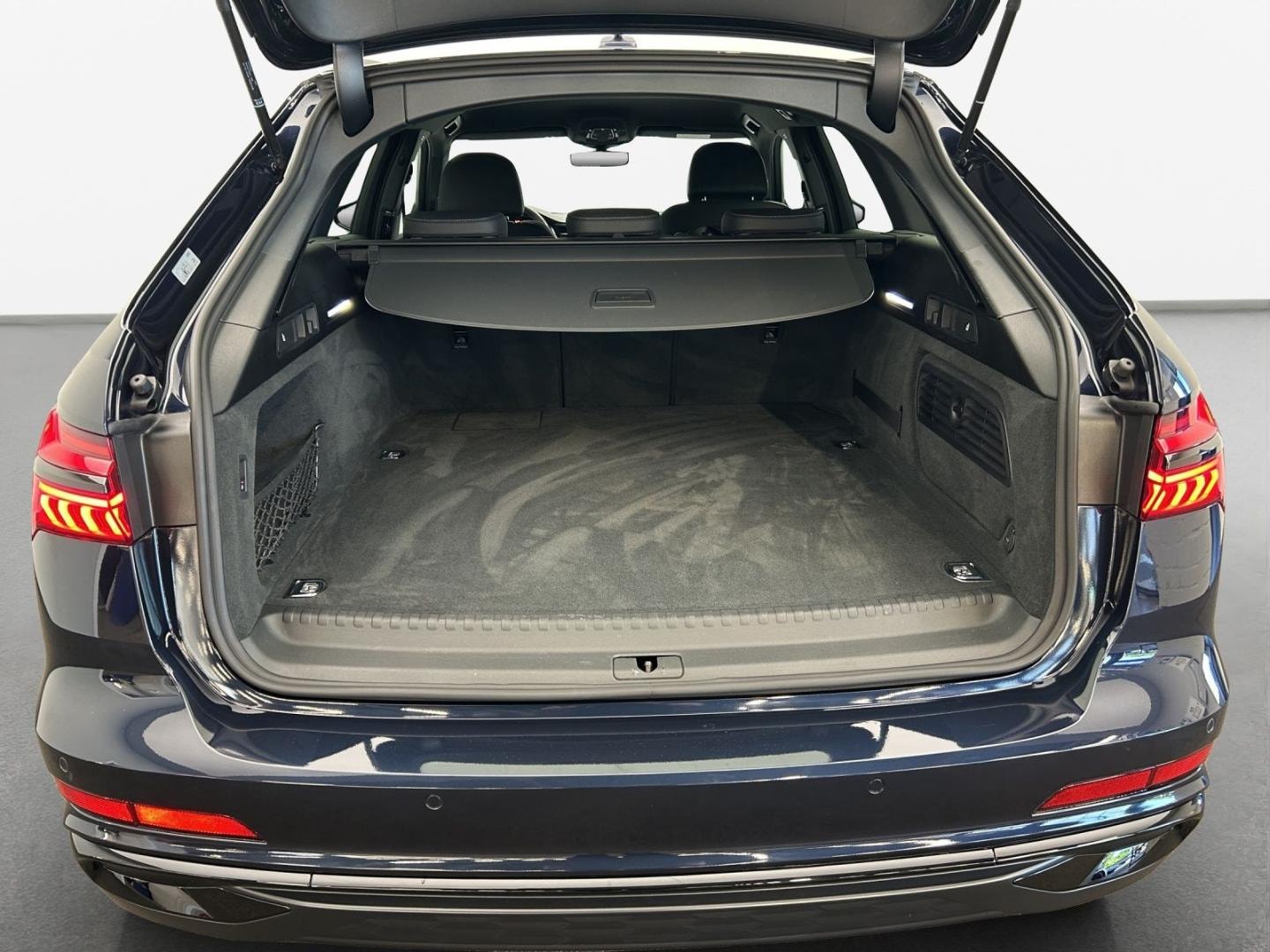 Bild über Audi A6 Avant TFSI e S line 55 TFSI e quattro S tronic - für weitere Informationen kontaktieren Sie den Audi Partner