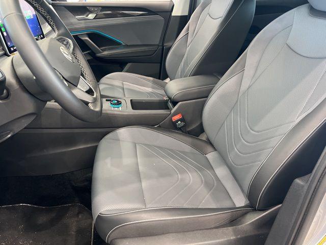 2025 Volkswagen Tiguan SE - Photo 9