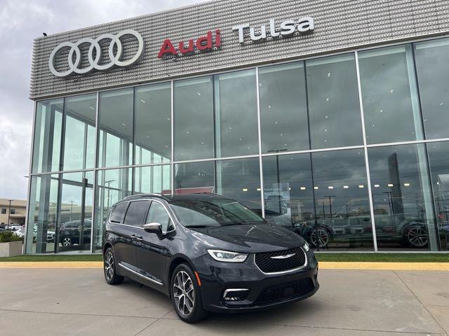 2021 Chrysler Pacifica Limited's photo