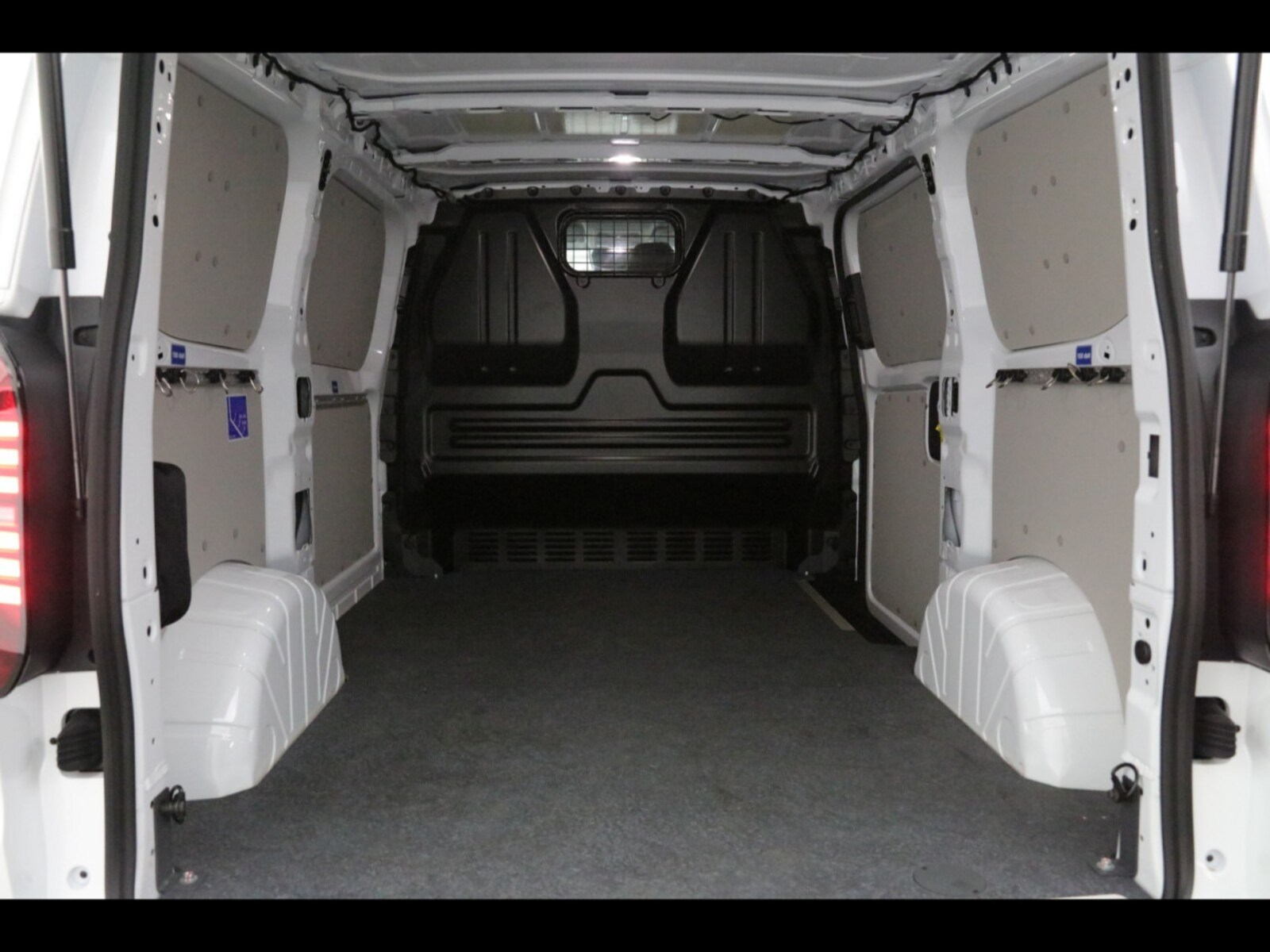 Volkswagen Transporter Kasten kurzer Radstand – Bild 9