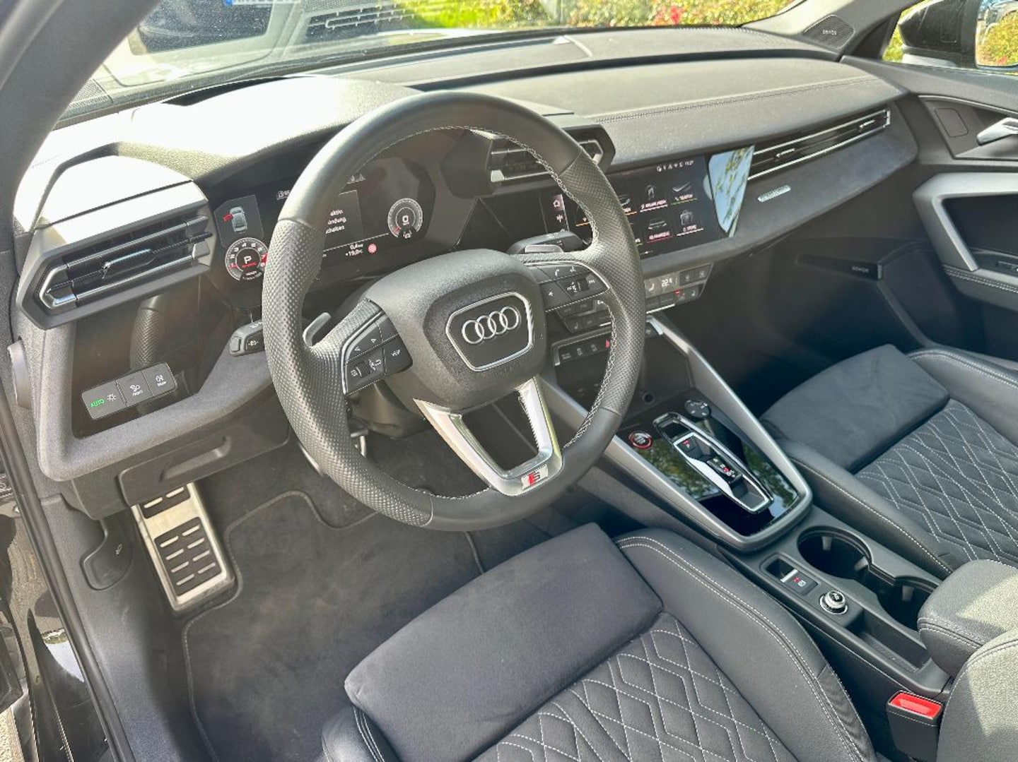 Bild über Audi S3 Limousine TFSI quattro S tronic - für weitere Informationen kontaktieren Sie den Audi Partner